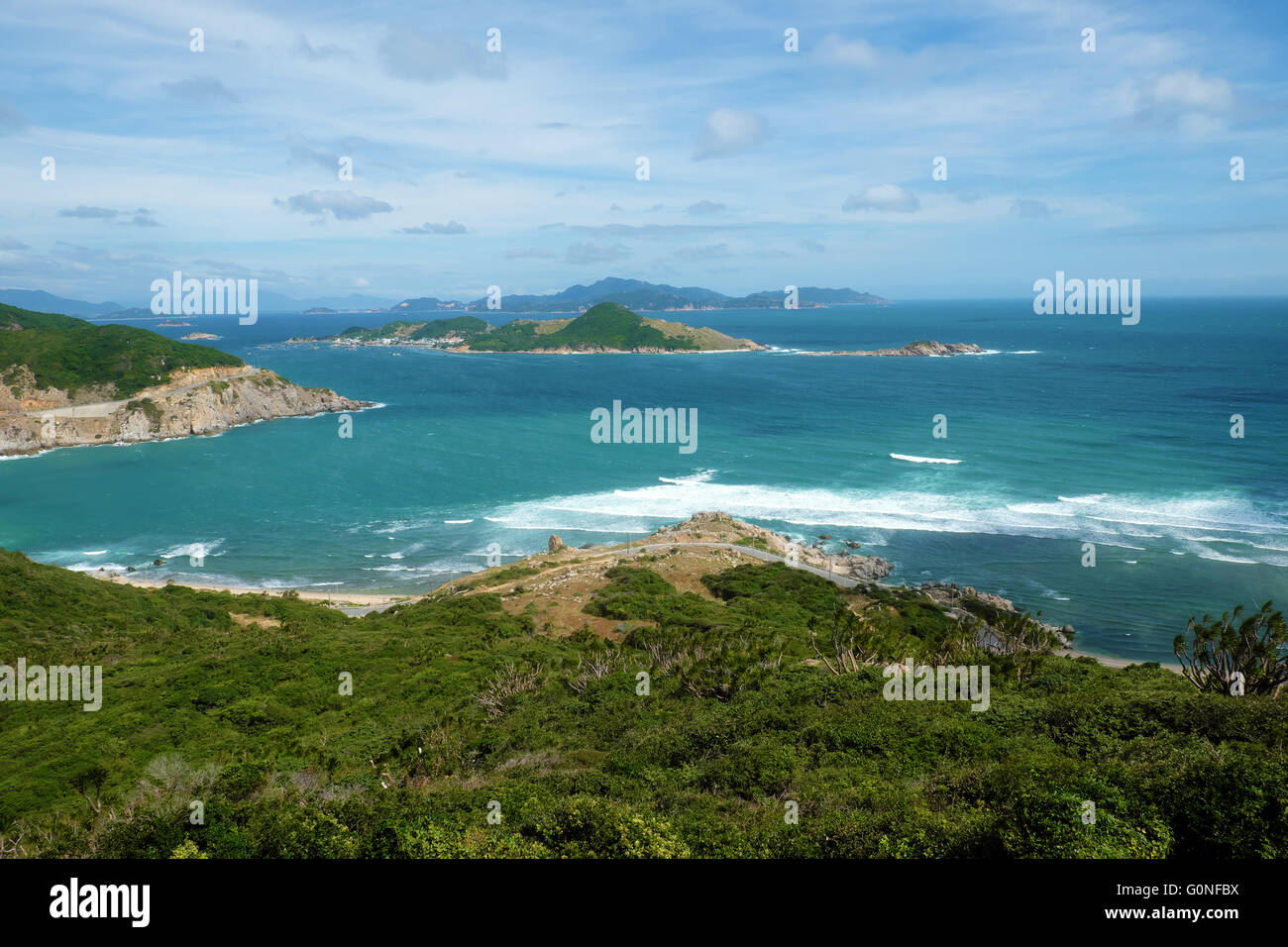 Bellissimo paesaggio panoramico del Vietnam spiaggia a Vinh Hy, Ninh Thuan, strada lungo la spiaggia, Viet Nam travel Foto Stock