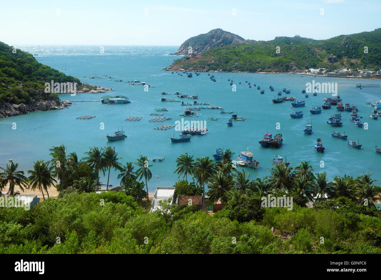 Bellissimo paesaggio panoramico del Vietnam beach, Vinh Hy bay, Ninh Thuan, gruppo di ancoraggio in barca al villaggio di pescatori Foto Stock