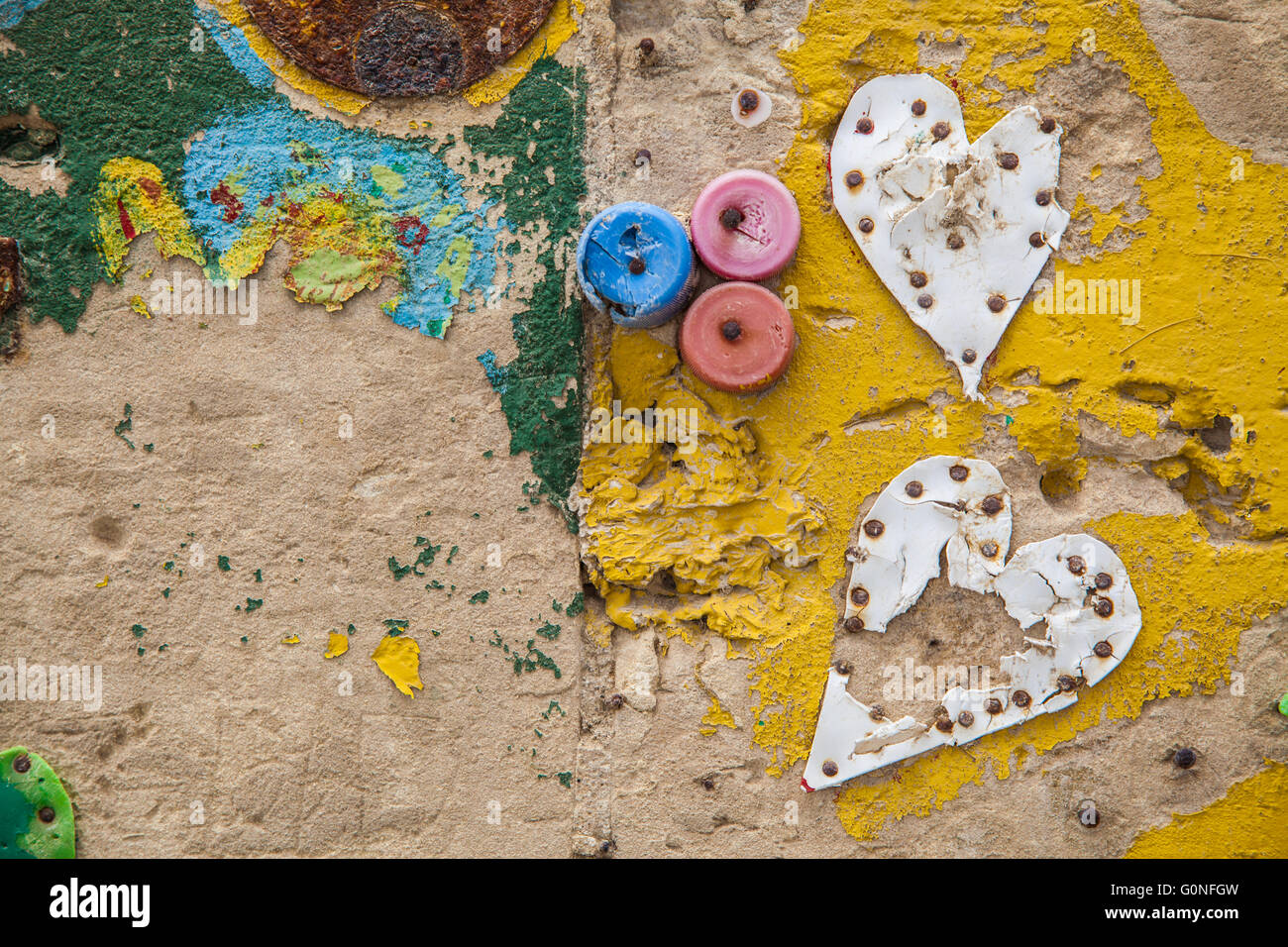 Lato parete dipinta con i tappi di bottiglia e in plastica cuori Foto Stock