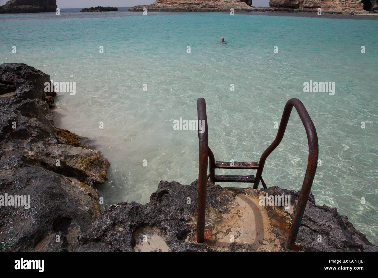 Rusty scale sulle rocce al pool-come le acque del mare Foto Stock