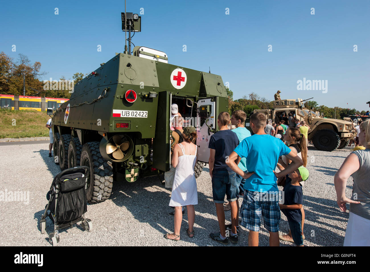 Visualizzazione delle attrezzature militari e armi per il pubblico in generale a Varsavia in Polonia all'aperto accanto alla Stadio Nazionale. Foto Stock