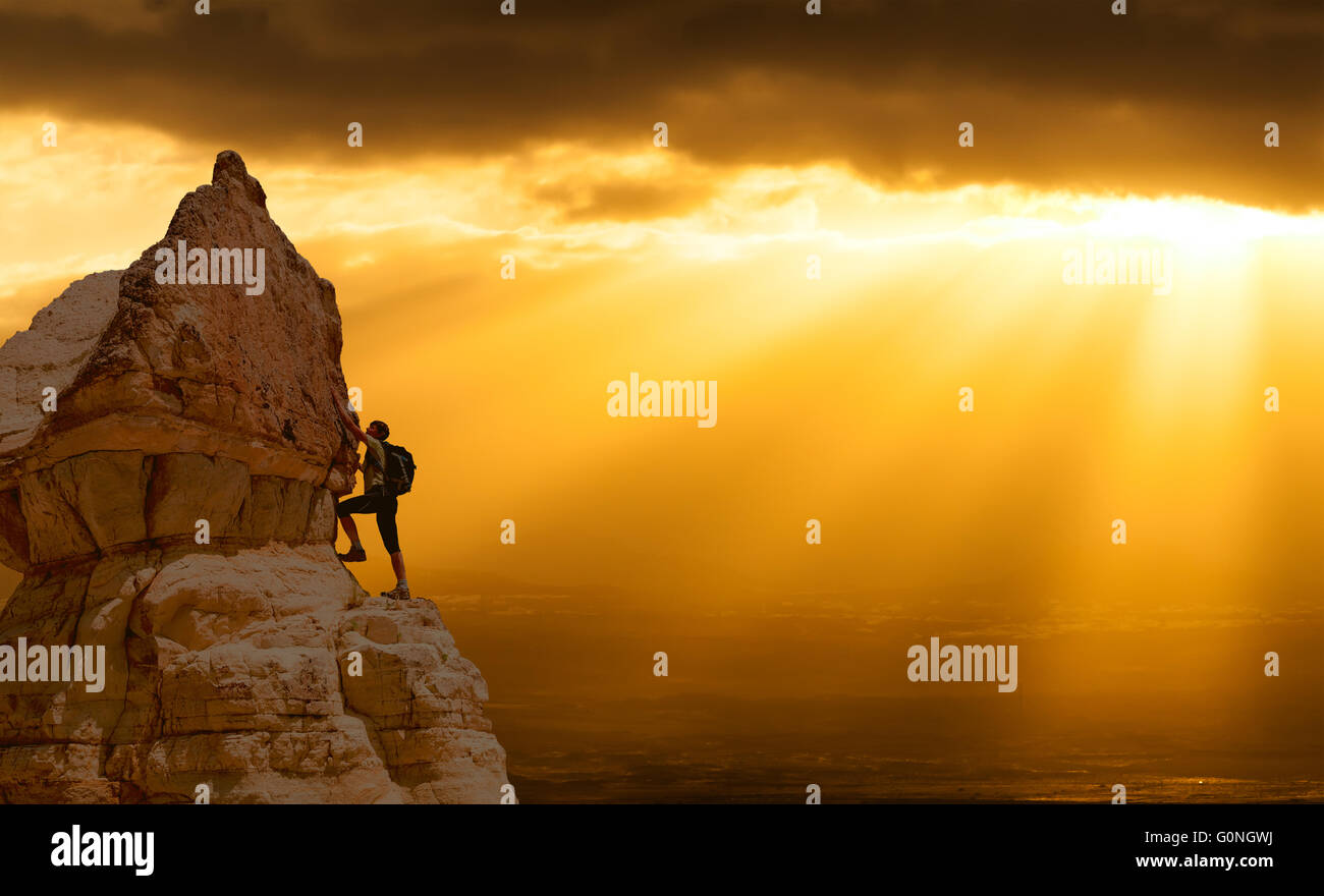 Silhouette di successo della donna di arrampicata in montagna Concetto di motivazione del movimento di ispirazione al bel tramonto Foto Stock