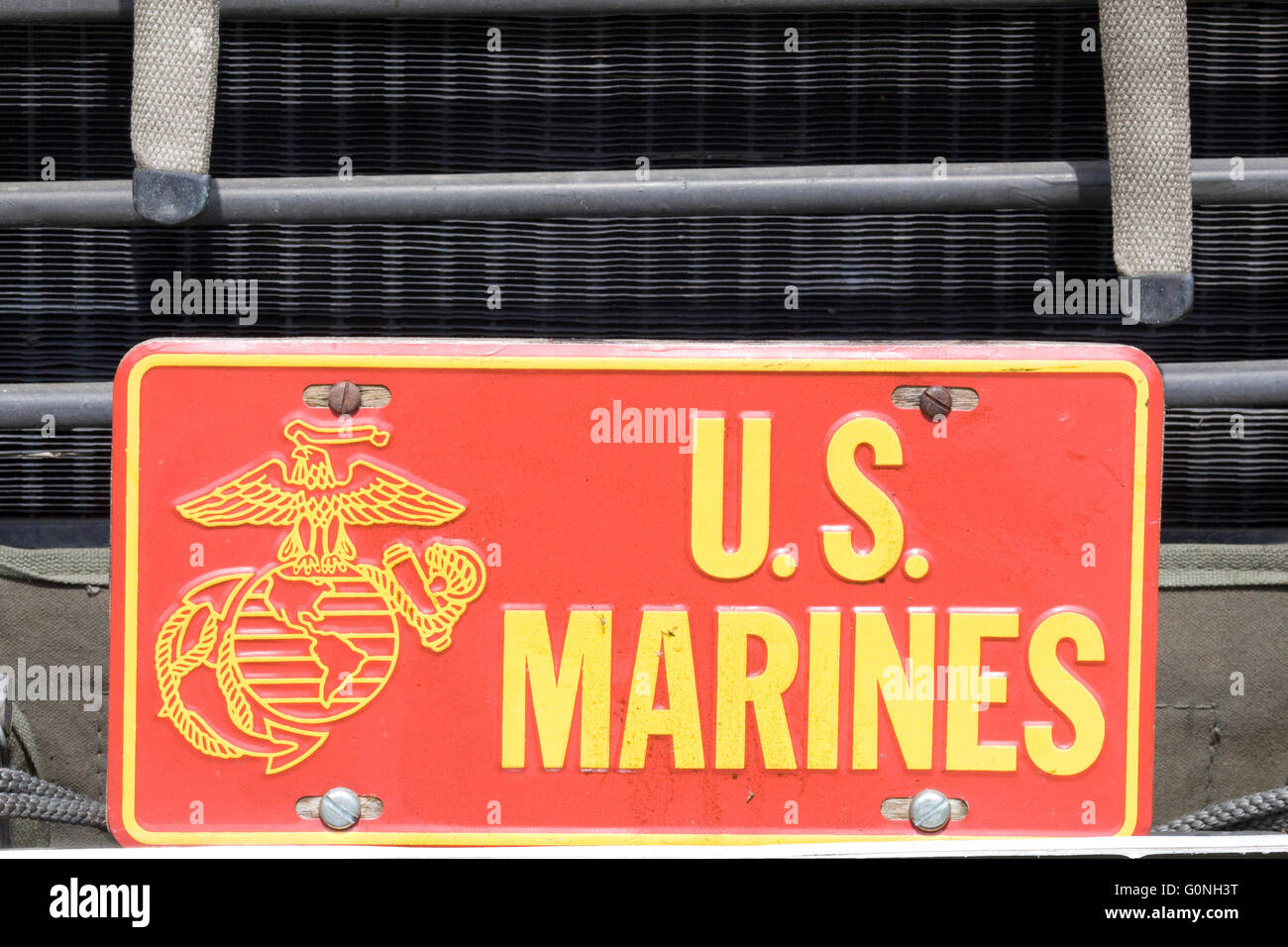 Marines americani Cartello in metallo sulla griglia di un land rover Foto Stock