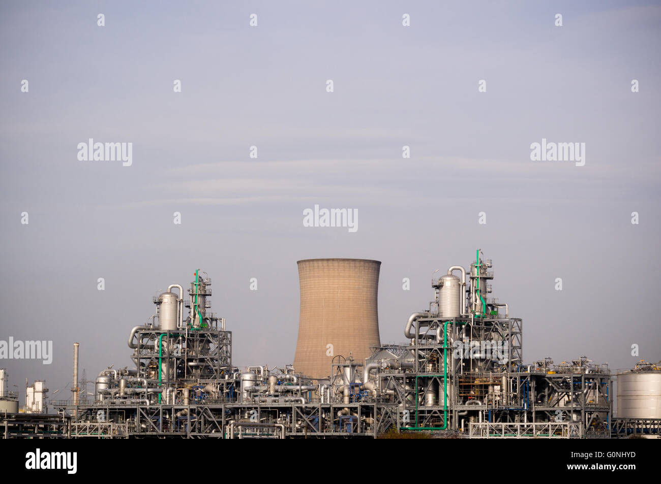 Le tubazioni di una sostanza chimica impianto di raffineria Foto Stock
