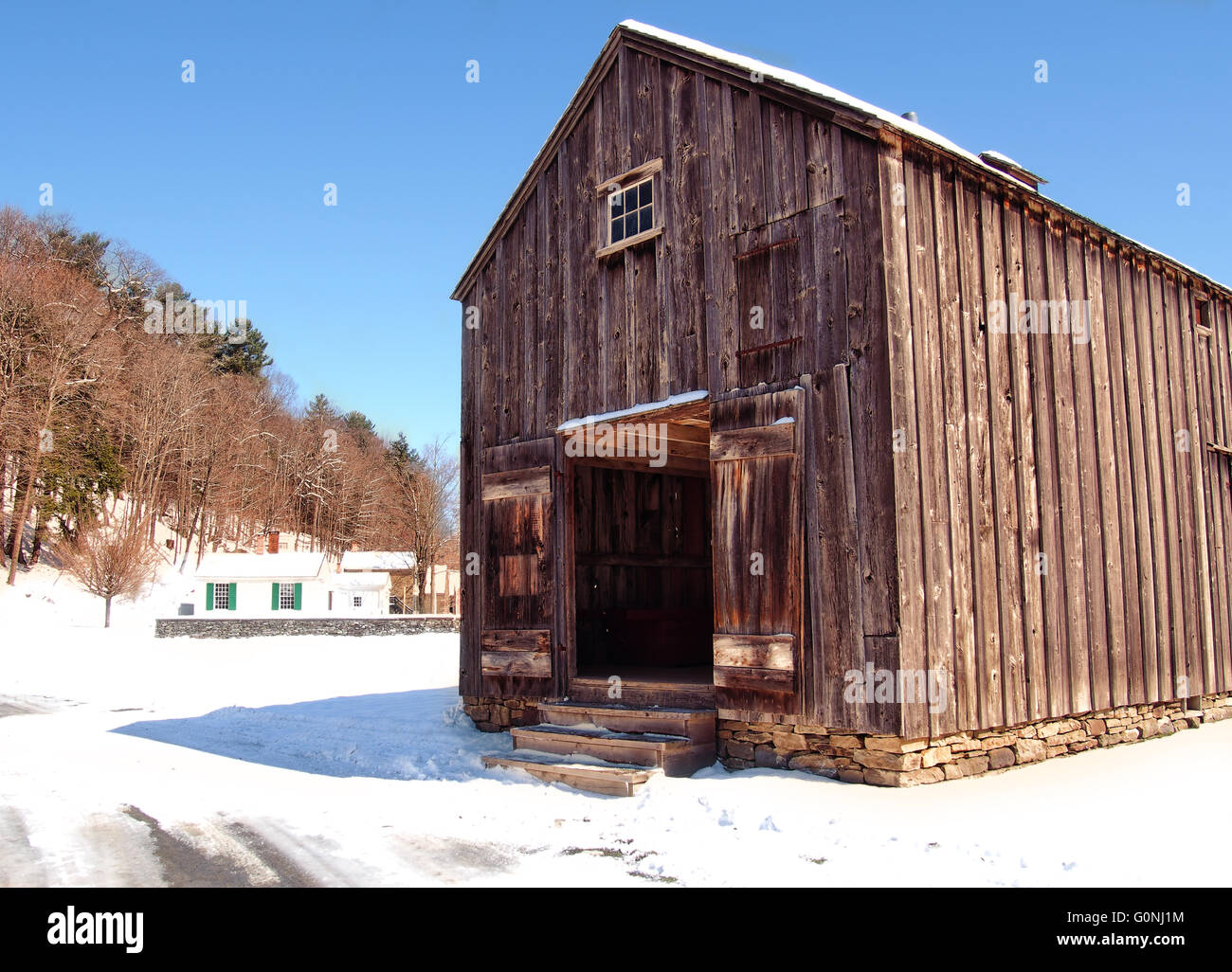 Granaio sulla bellissima giornata invernale Foto Stock