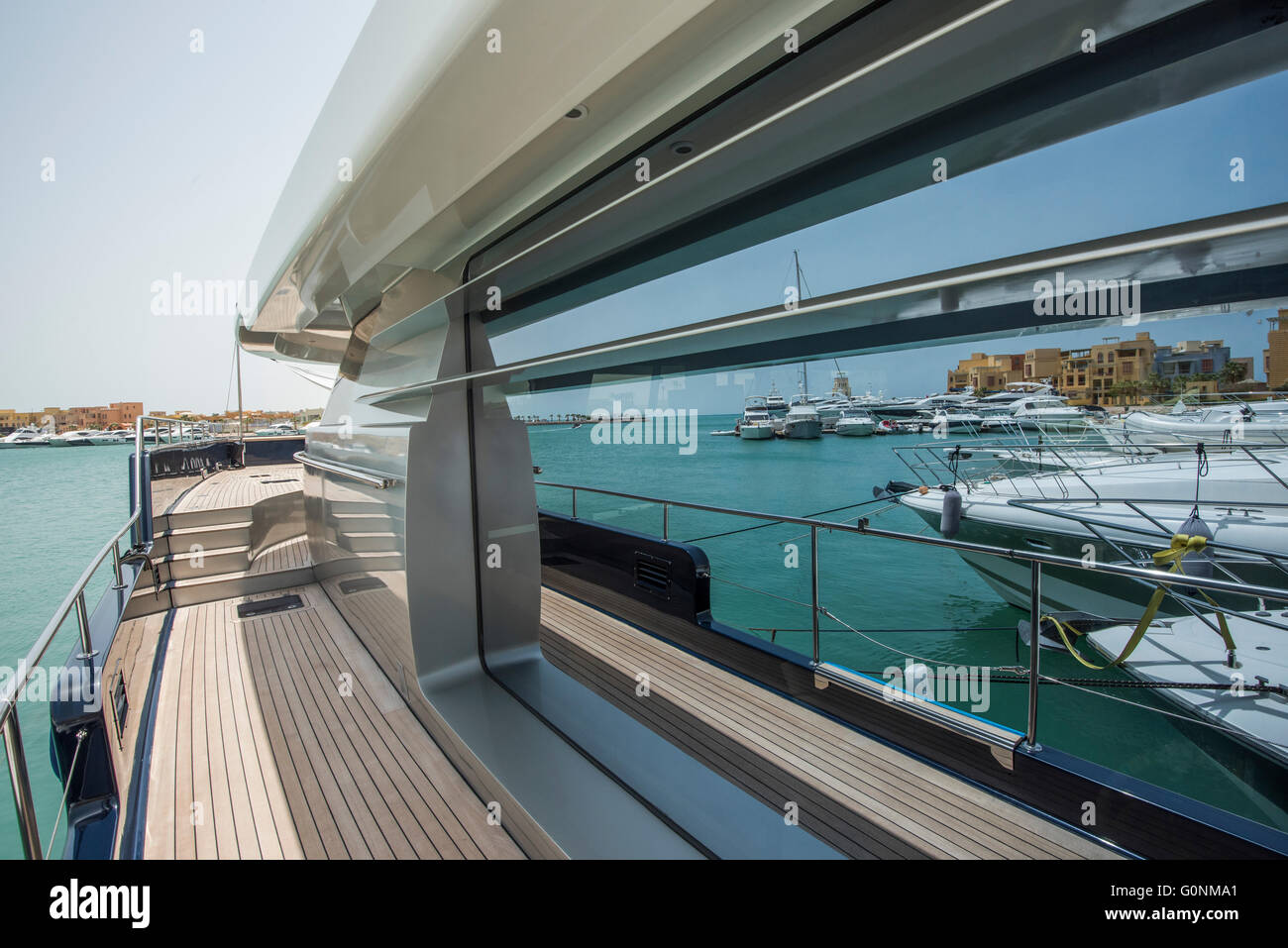 Visualizza in basso il lato di un grande lussuoso yacht a motore con la riflessione nel panorama vetro del finestrino Foto Stock