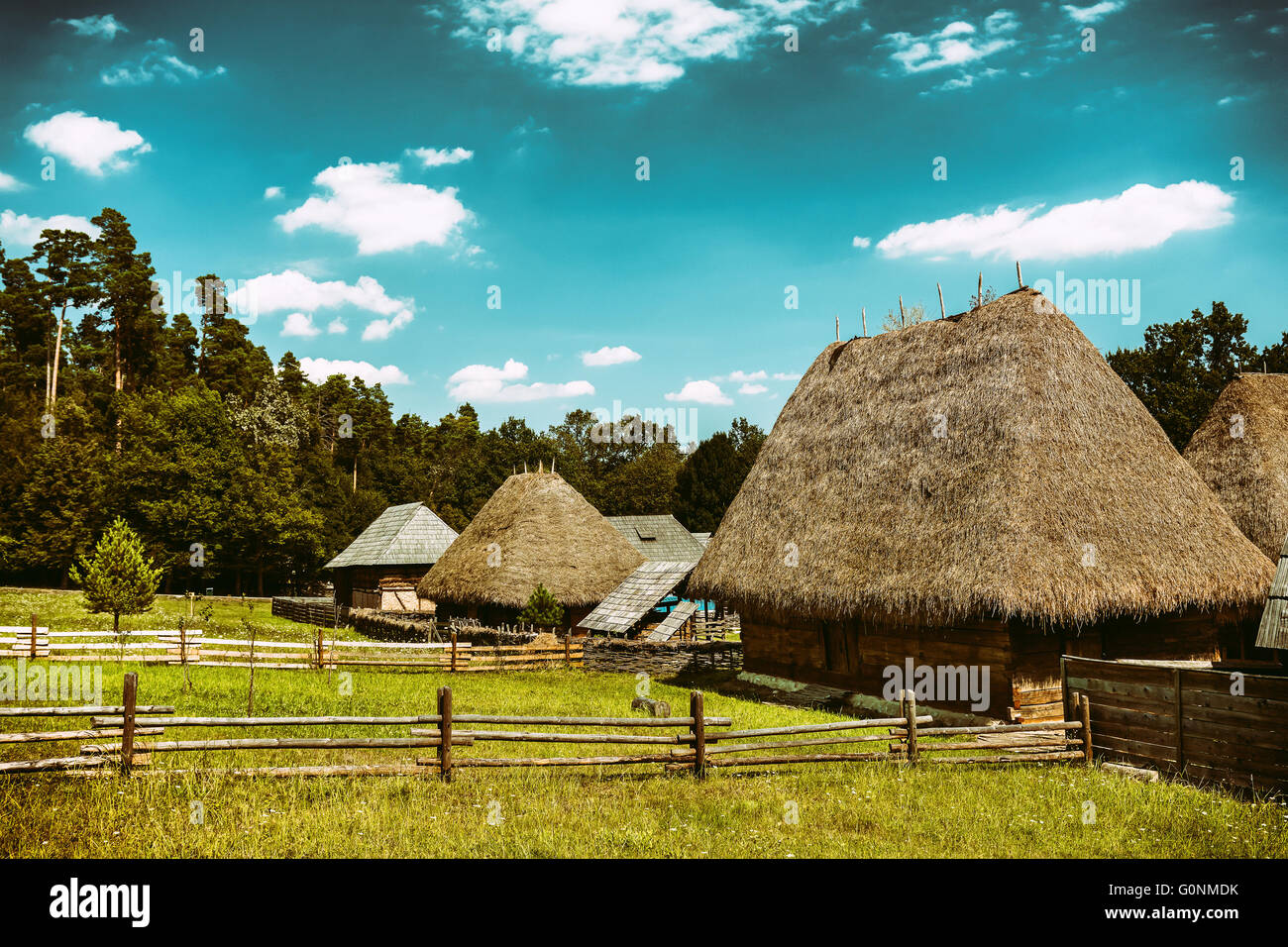 Il vecchio villaggio rumeno in vista delle montagne dei Carpazi Foto Stock