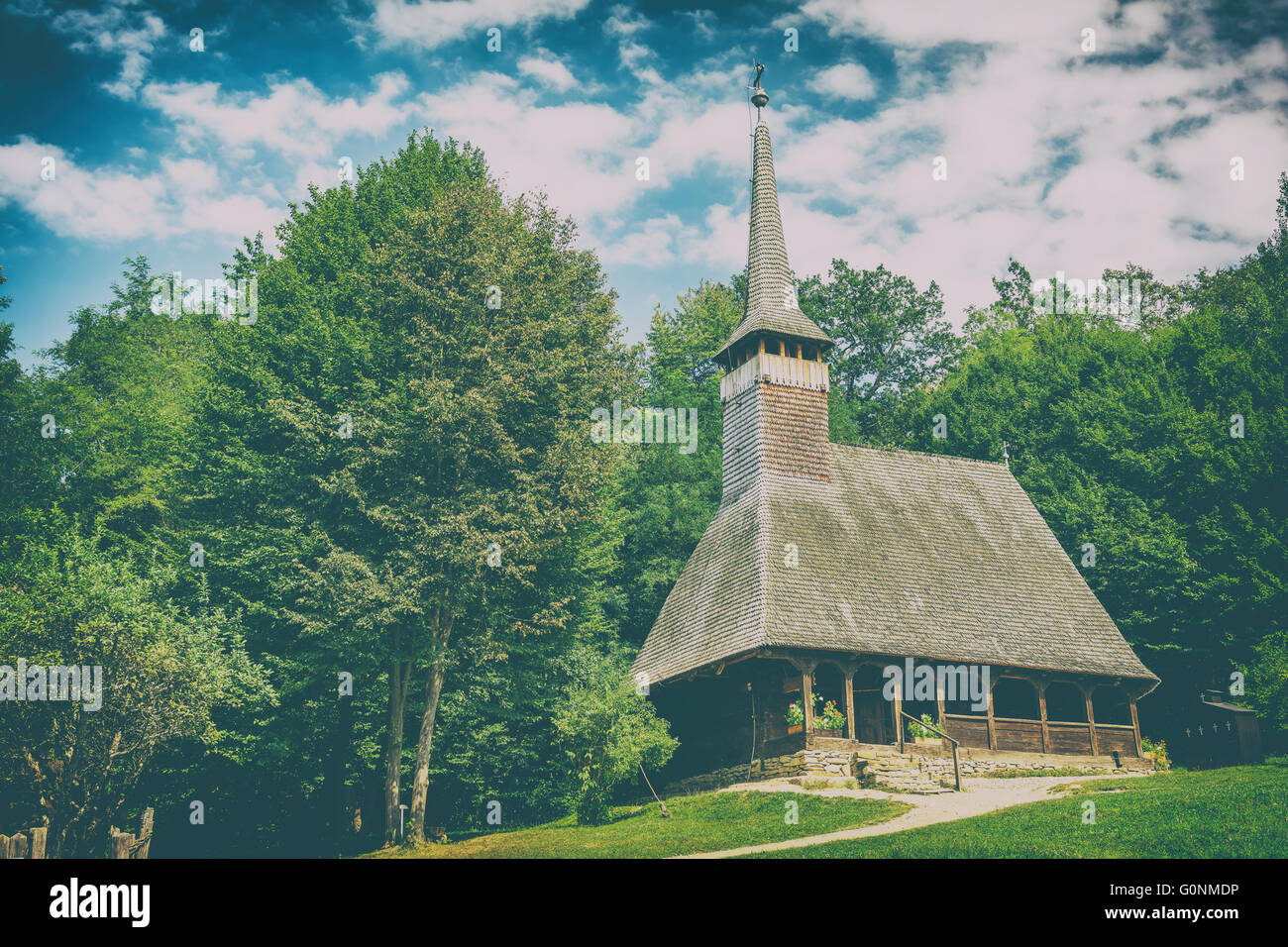 Tradizionale rumena chiesa di legno nella foresta Foto Stock