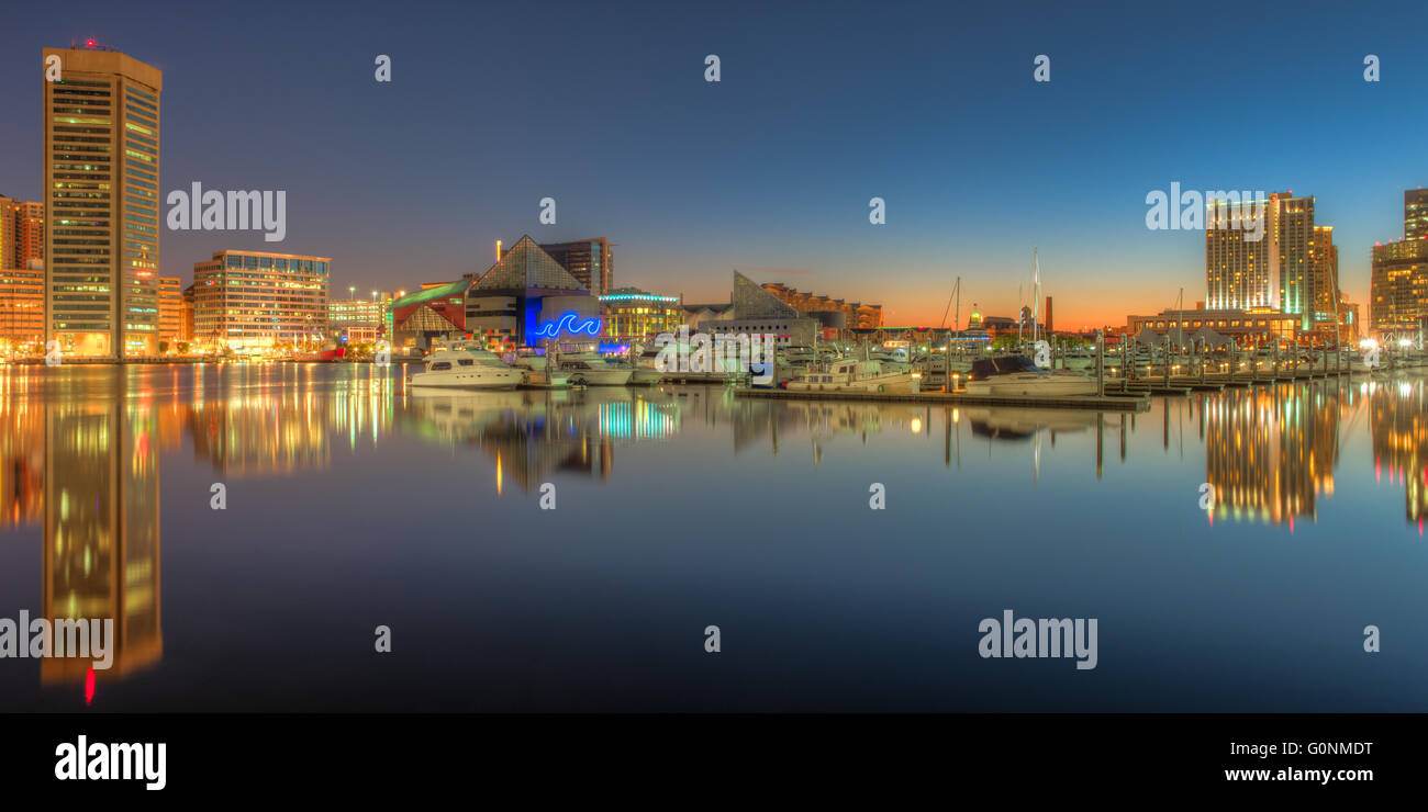 Parte della skyline di Baltimore, Maryland si riflette nelle acque del fiume Patapsco nel porto interno prima del sorgere del sole Foto Stock
