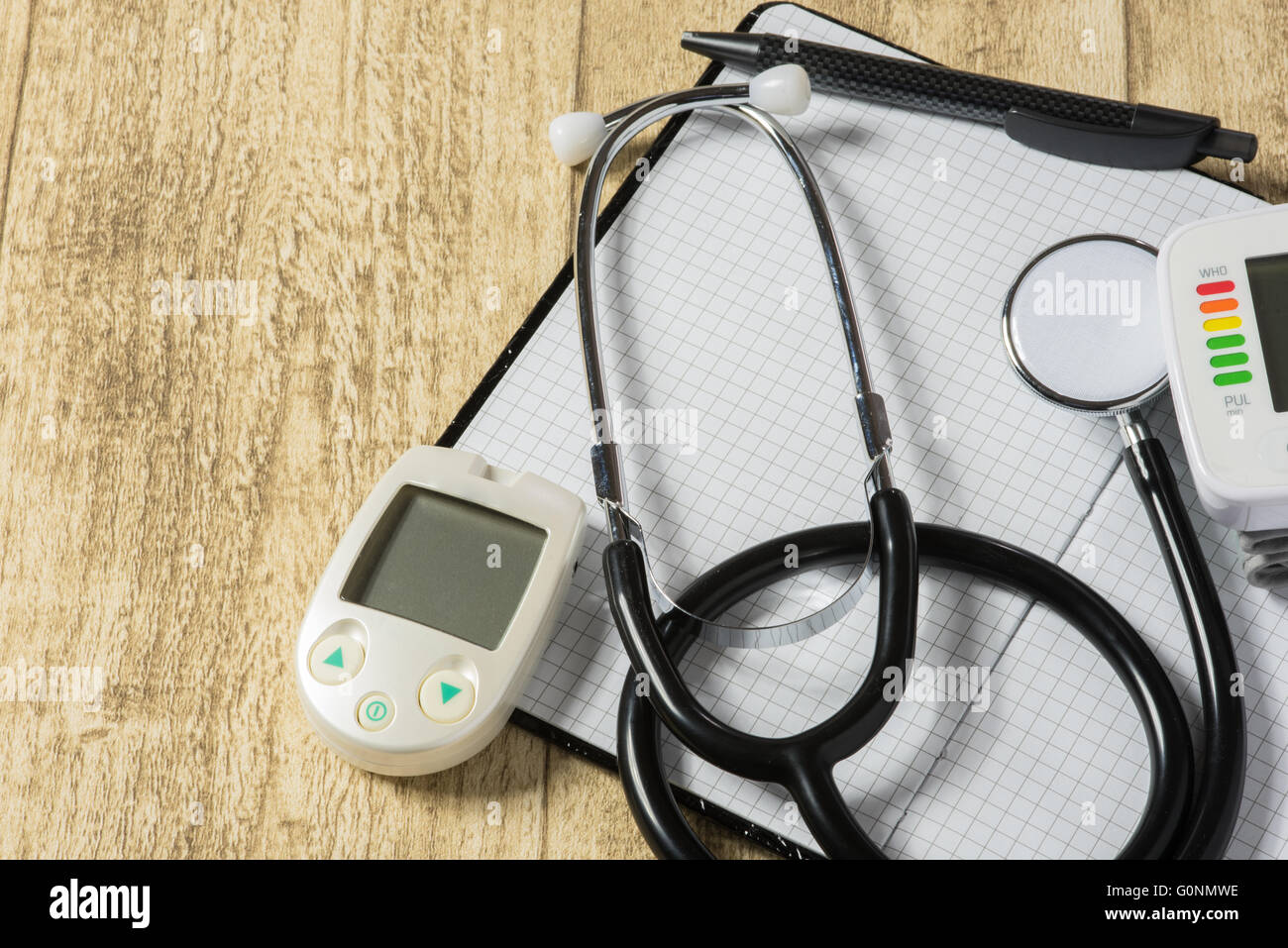 Stethoskope sulla scrivania in legno con la misurazione della pressione sanguigna di spazio di copia Foto Stock