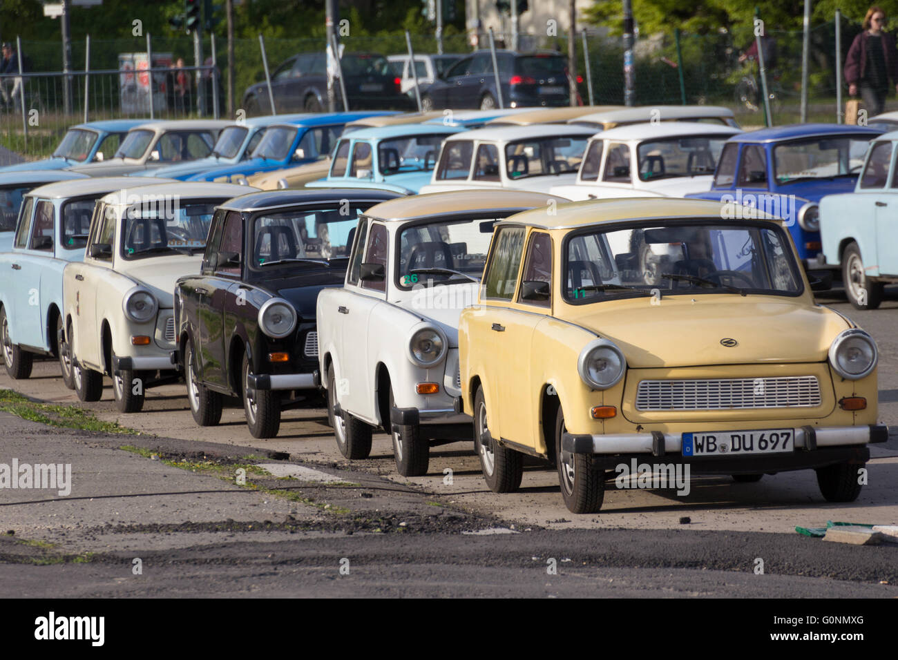 Berlino, Germania - 30 aprile 2016: gruppo di Trabant vetture a noleggio per visite guidate della città di Berlino in Germania. Foto Stock