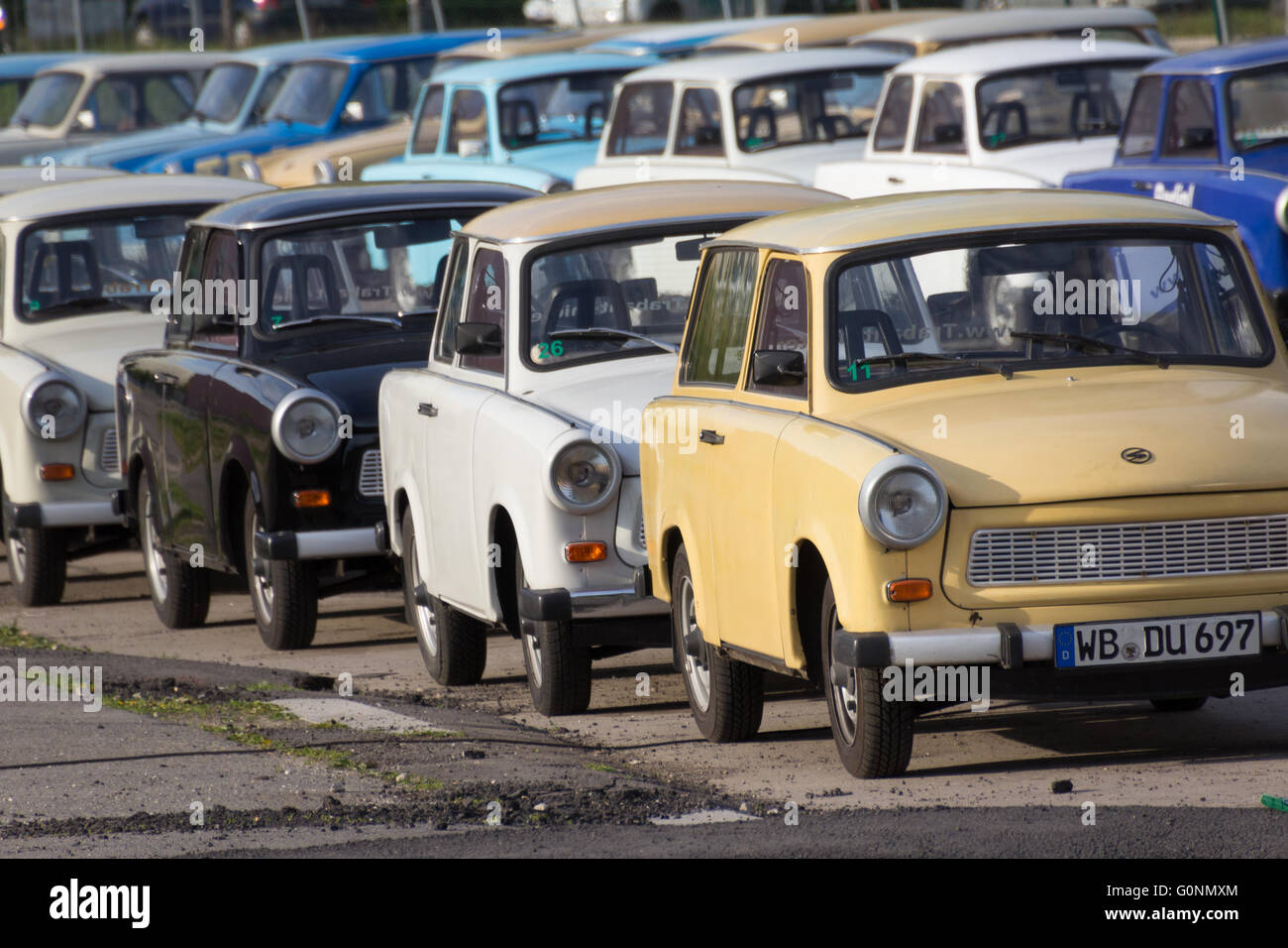 Gruppo di Trabant vetture a noleggio per visite guidate della città di Berlino in Germania. Foto Stock