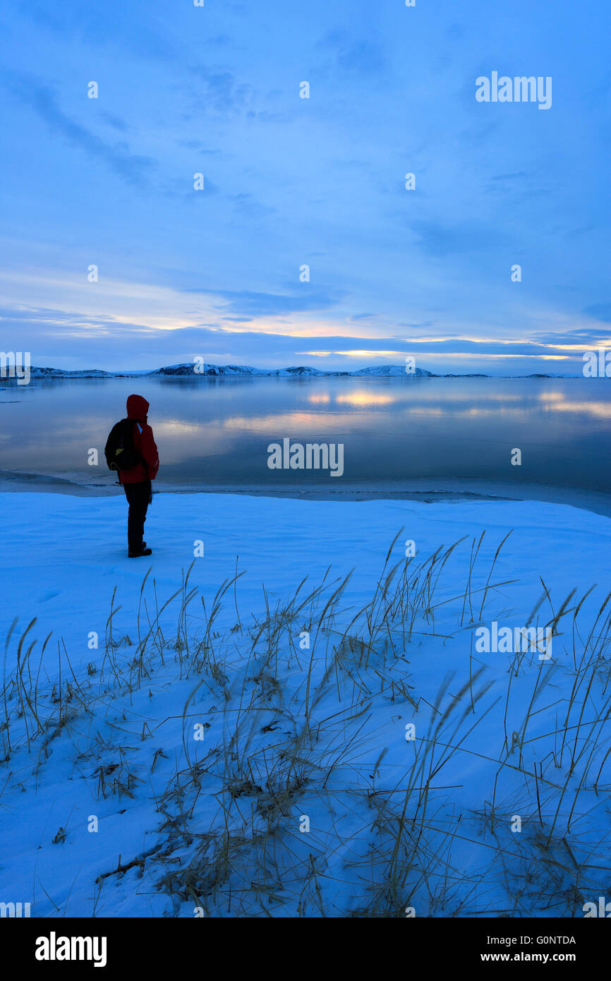 Neve invernale, turistico walker, lago Pingvallavatn, Pingvellir Parco Nazionale, sito Patrimonio Mondiale dell'UNESCO, South Western Islanda, UE Foto Stock