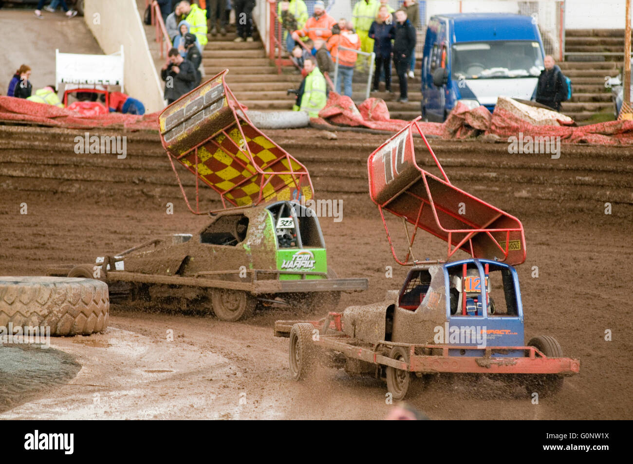 F1 stock car racing cars via le vie ovali gare gara aperta ruote gommate v8 powered ala corta ali deportanza paraurti paraurti n Foto Stock