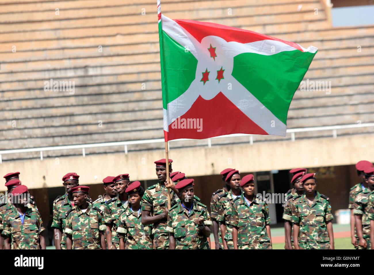 Una formazione di soldati burundesi parade durante il lancio della IX edizione di East Africa giochi militari a Kampala in Uganda. Foto Stock