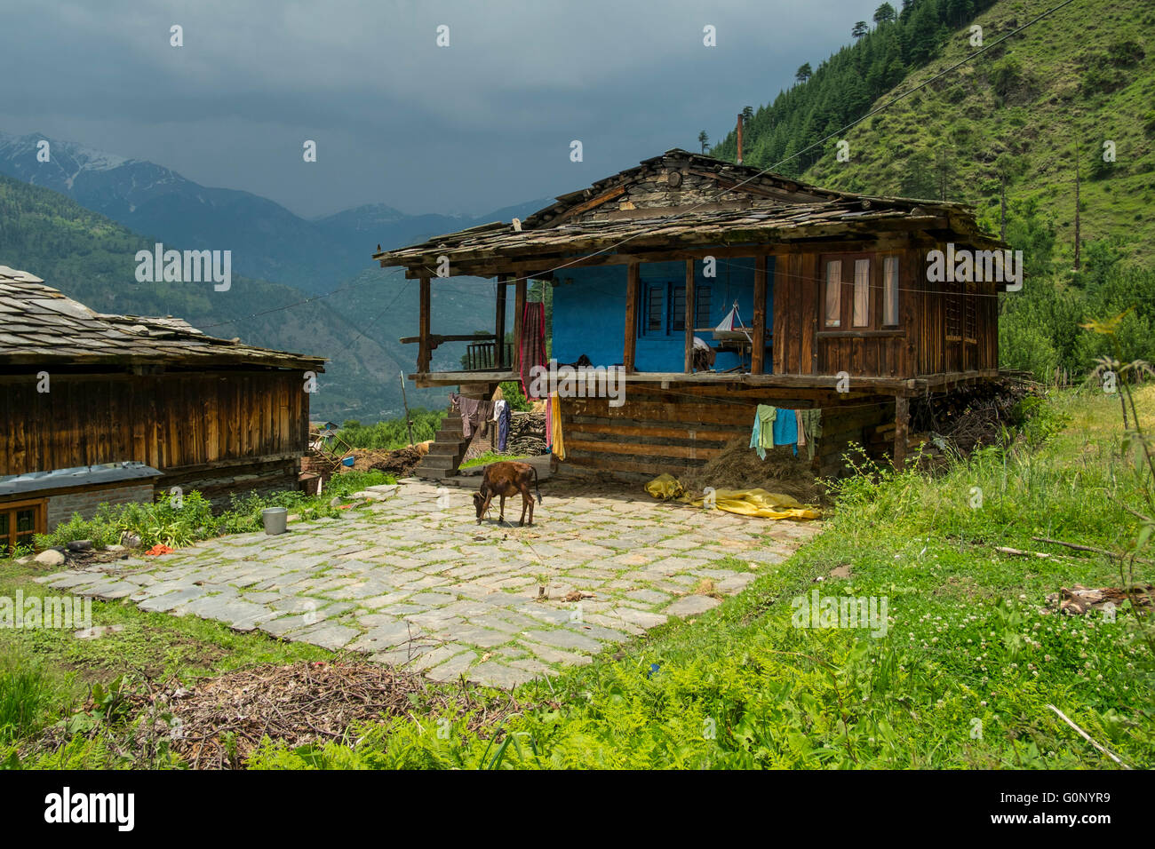 Una bella Himalayan Log House in stile tradizionale Foto Stock