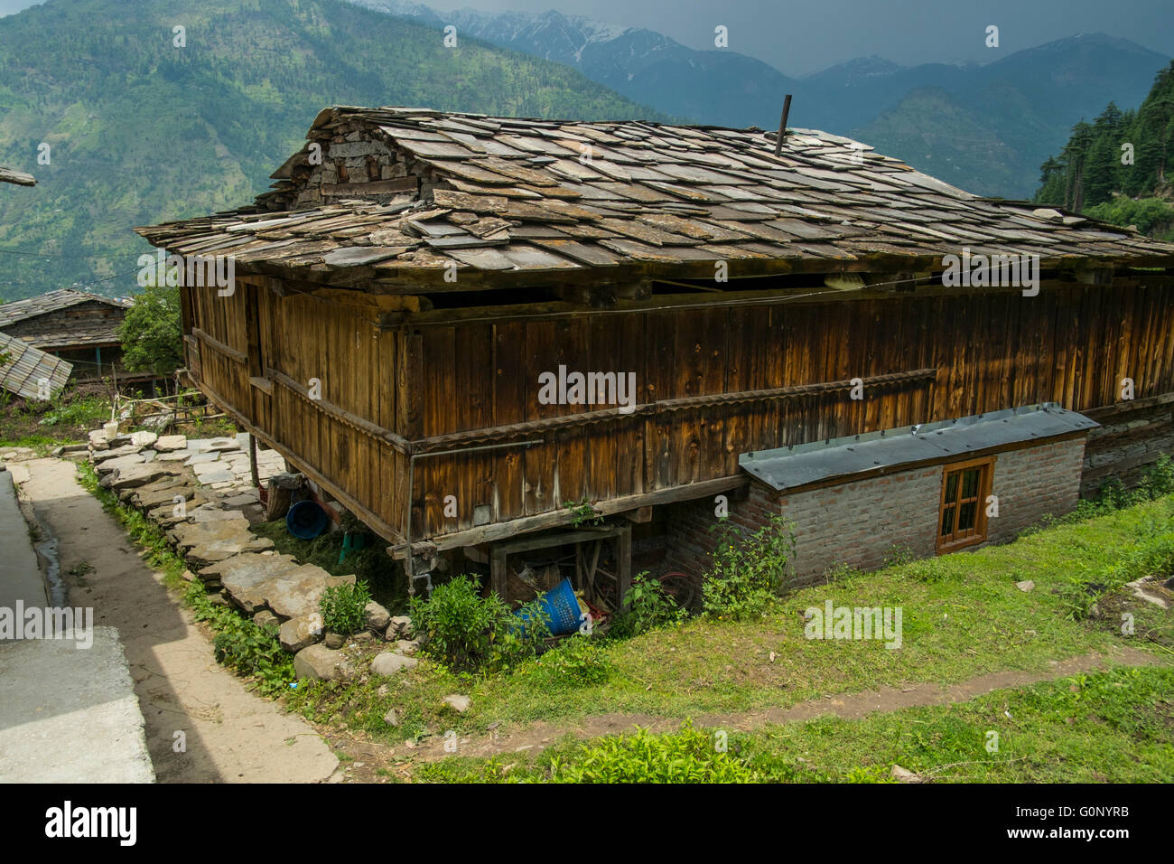 Una casa tradizionale nel villaggio di himalayana di Nashala in Himachal Pradesh. Foto Stock