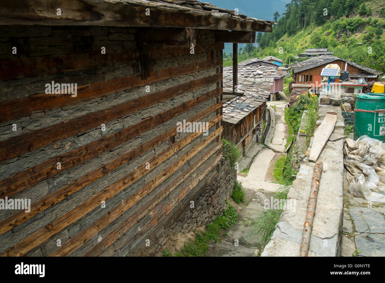 Un vicolo vicino a un bellissimo Himalayan log house in stile tradizionale Foto Stock