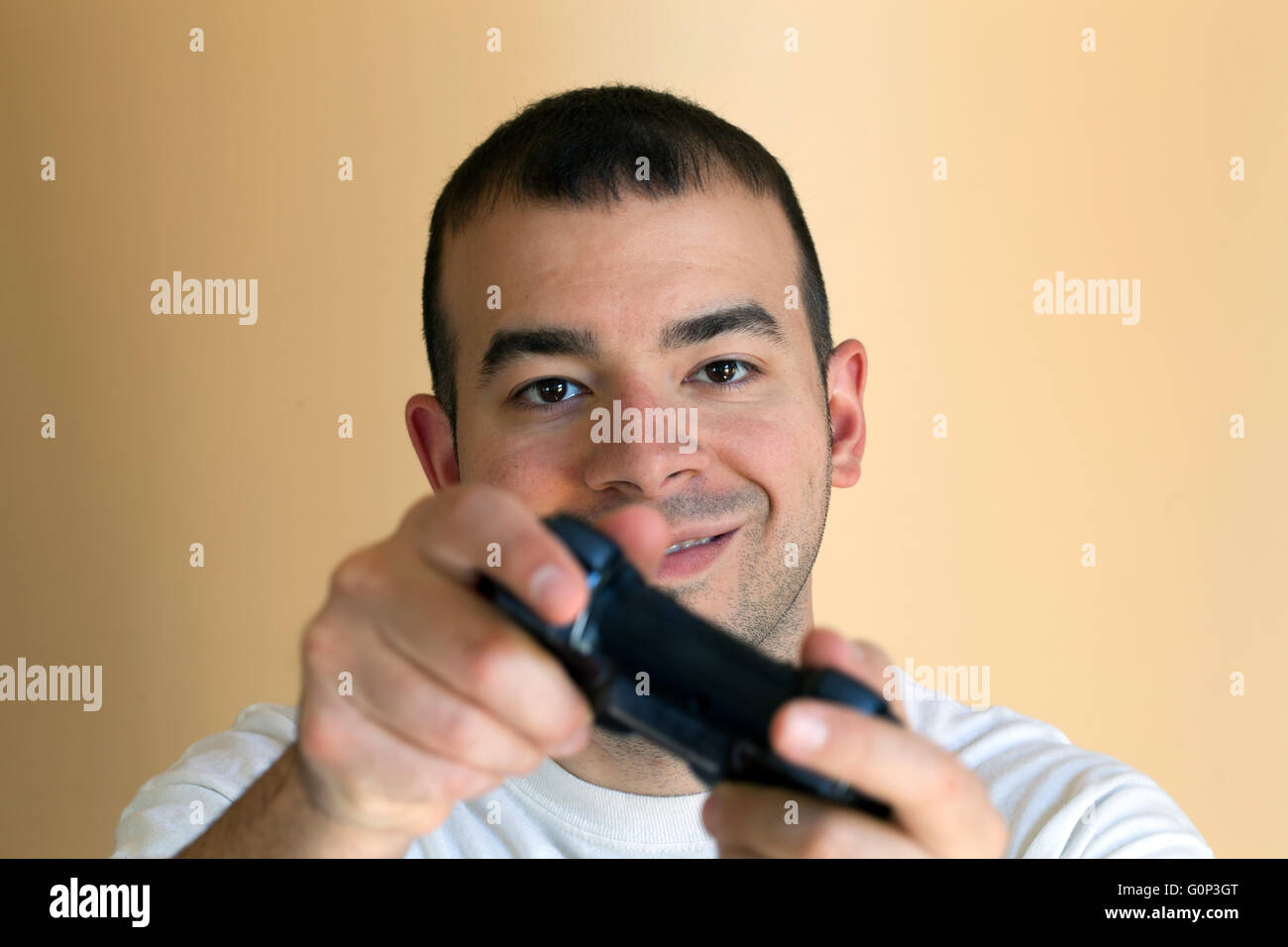 30 qualcosa di video gioco del giocatore con il suo controller wireless. Foto Stock