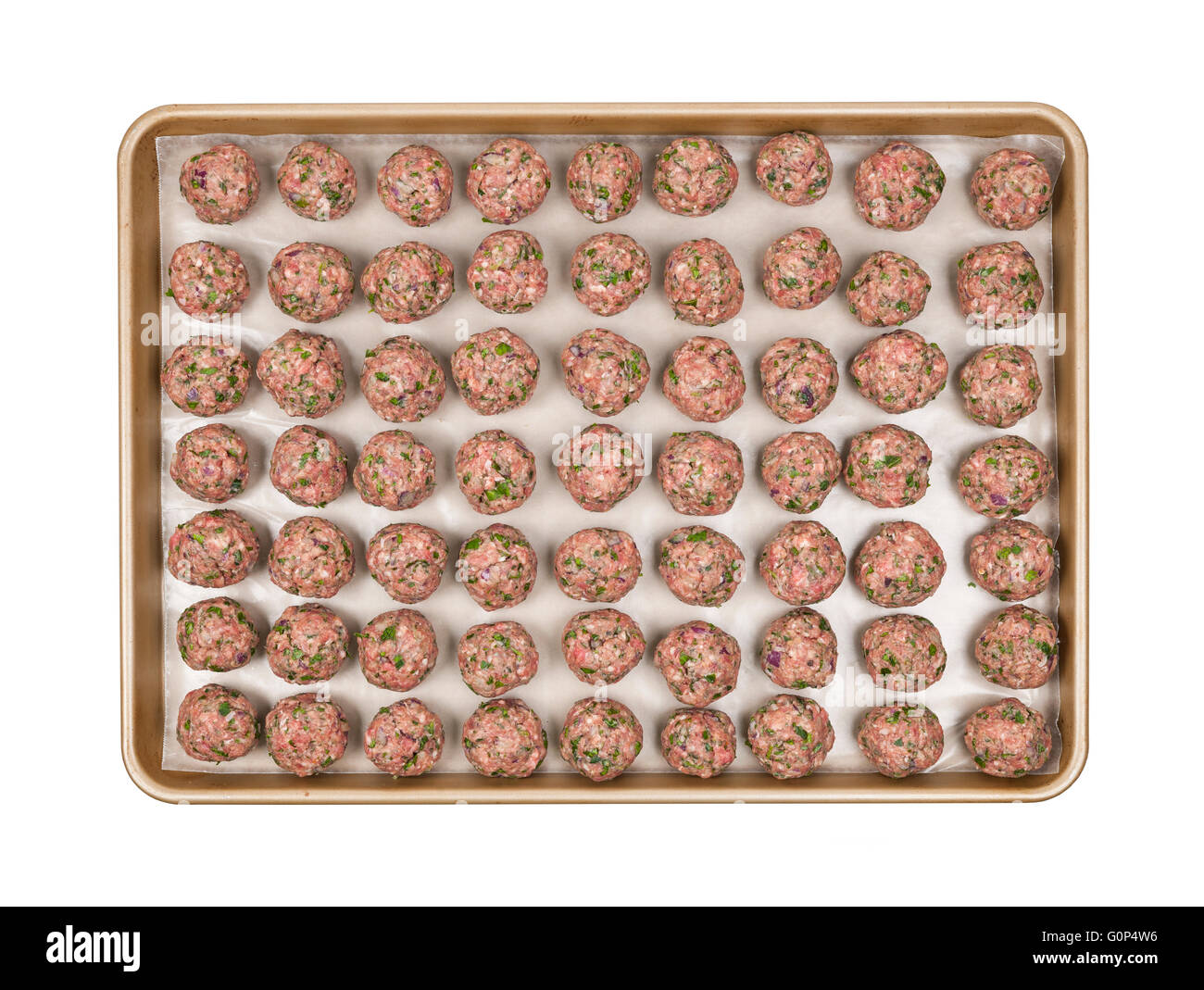 Vassoio di cottura con righe di preparati in casa polpette di carne, vista aerea isolato su sfondo bianco Foto Stock