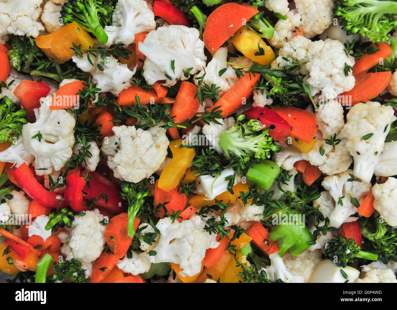 Verdura fresca insalata con cavolfiori, broccoli, carote e peperoni, vista aerea closeup Foto Stock