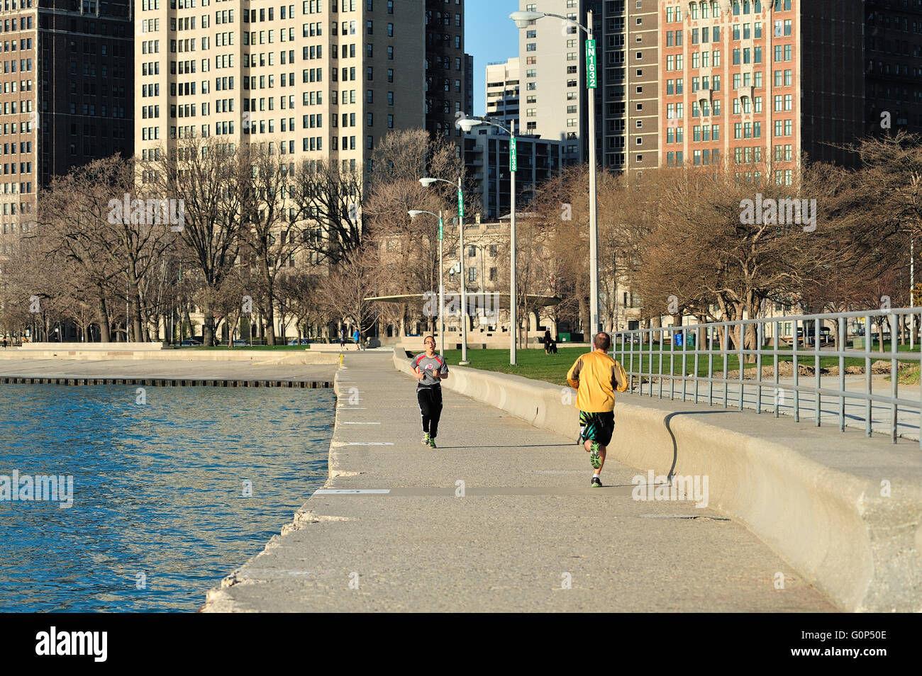Chicago, Illinois, Stati Uniti d'America. Chicago fronte del lago che è piena di sentieri, passerelle e sentieri che offrono opportunità per i corridori e ciclisti ed escursionisti. Foto Stock
