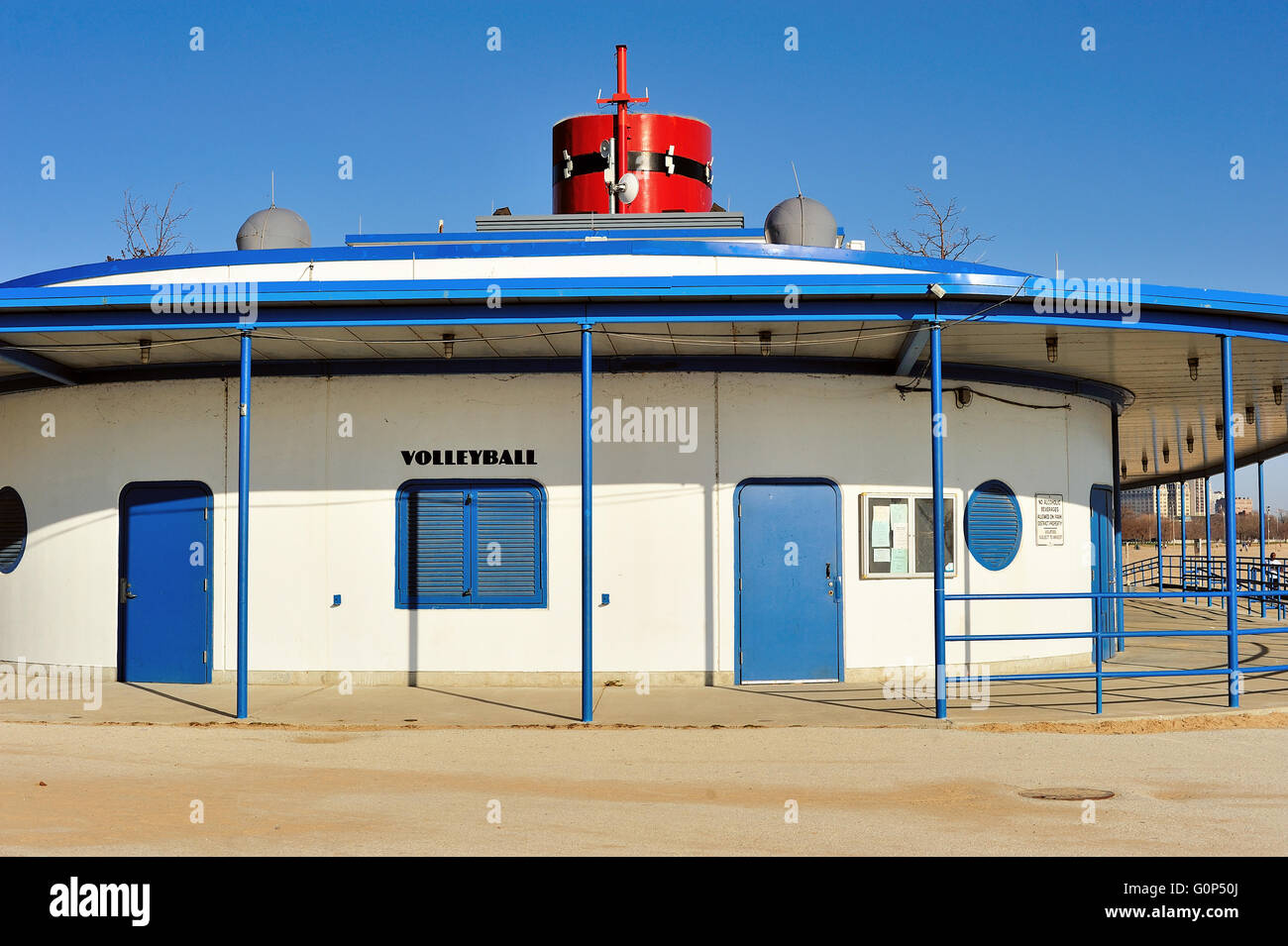 Il punto di riferimento a barchetta boathouse a Chicago North Avenue Beach. La struttura ospita una varietà di comodità. Chicago, Illinois, Stati Uniti d'America. Foto Stock