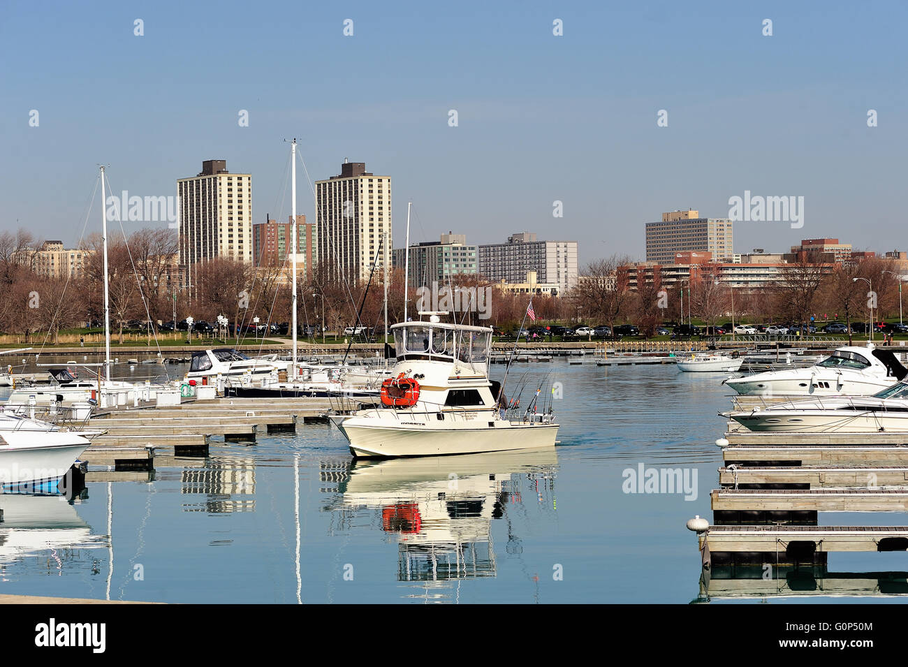 Chicago, Illinois, USA.Una nave da diporto, attrezzati per la pesca, come esso ritorna a Chicago's Montrose Porto da un inizio di mattina escursione. Foto Stock