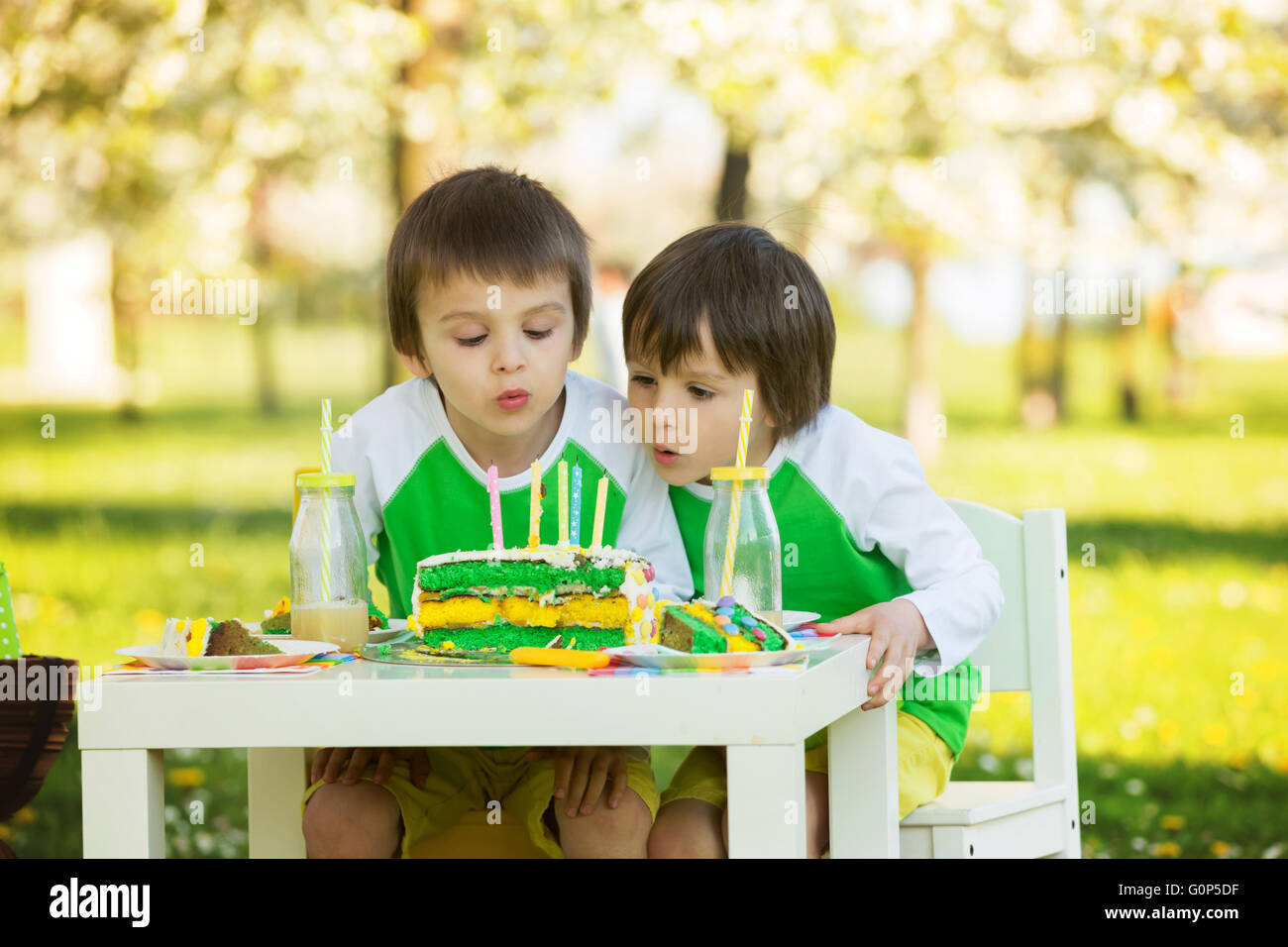 Bambini Che Festeggiano Il Compleanno Immagini e Fotos Stock - Alamy