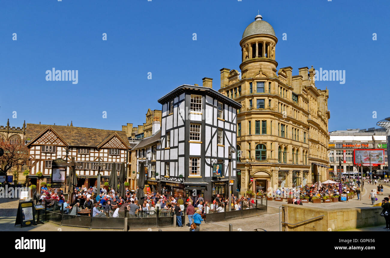 Il vecchio Wellington Inn e Sinclairs Oyster Bar, popolarmente noto come "il caos' in Exchange Square Manchester, Inghilterra Foto Stock