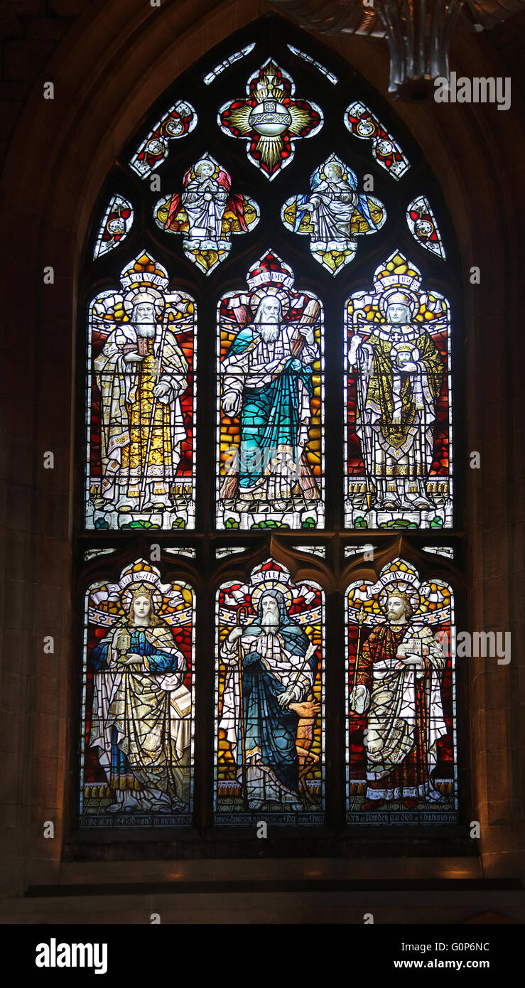 St Andrew in alto al centro.patrono della Scozia.Il vetro macchiato.St Giles Cathedral. Edinburgh Foto Stock