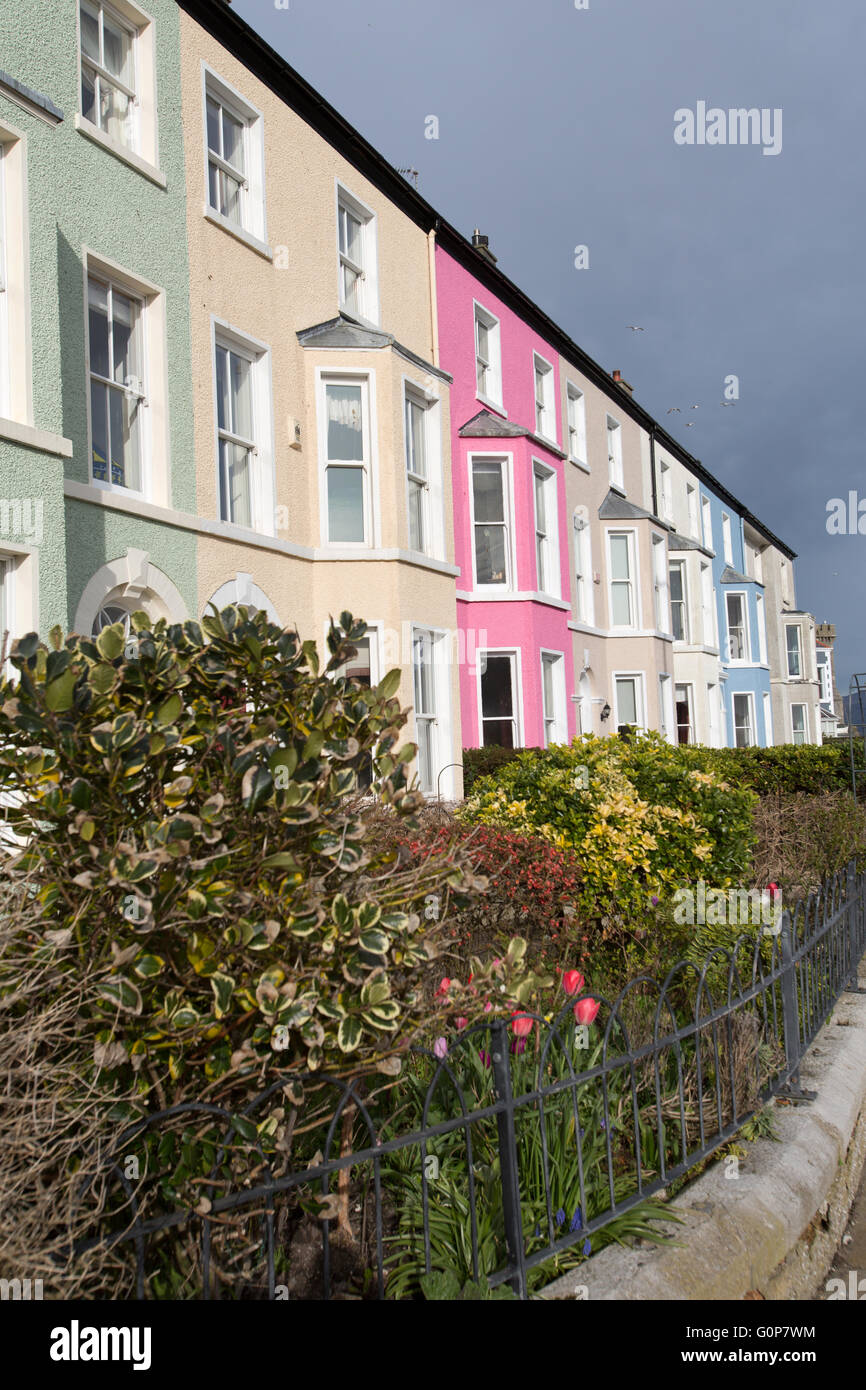 Città di Beaumaris, Anglesey, Galles. Una vista pittoresca del case color pastello fodera Beaumaris sul lungomare. Foto Stock