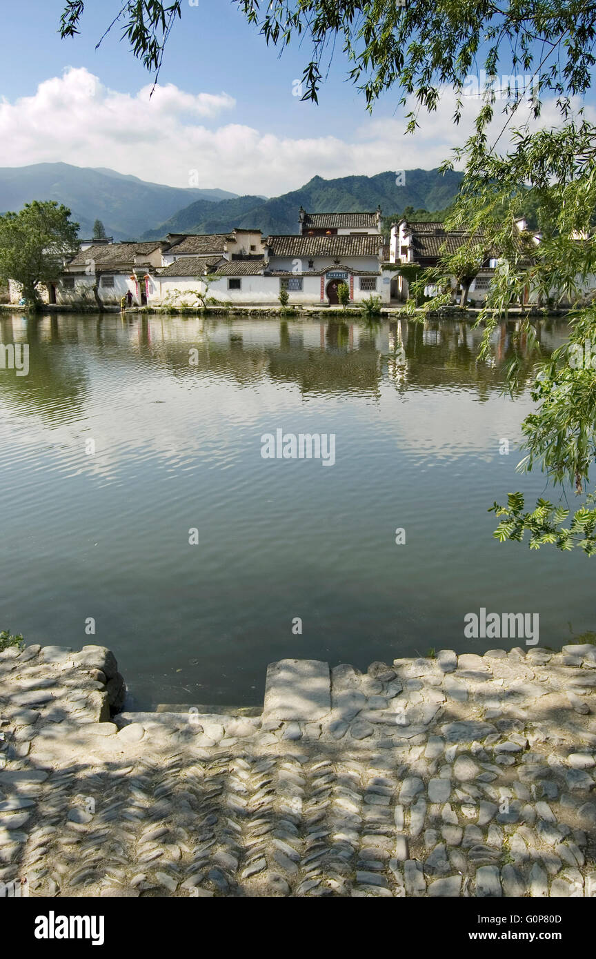 South Lake, Hongcun, Cina. un sito del patrimonio mondiale popolare con i turisti Foto Stock