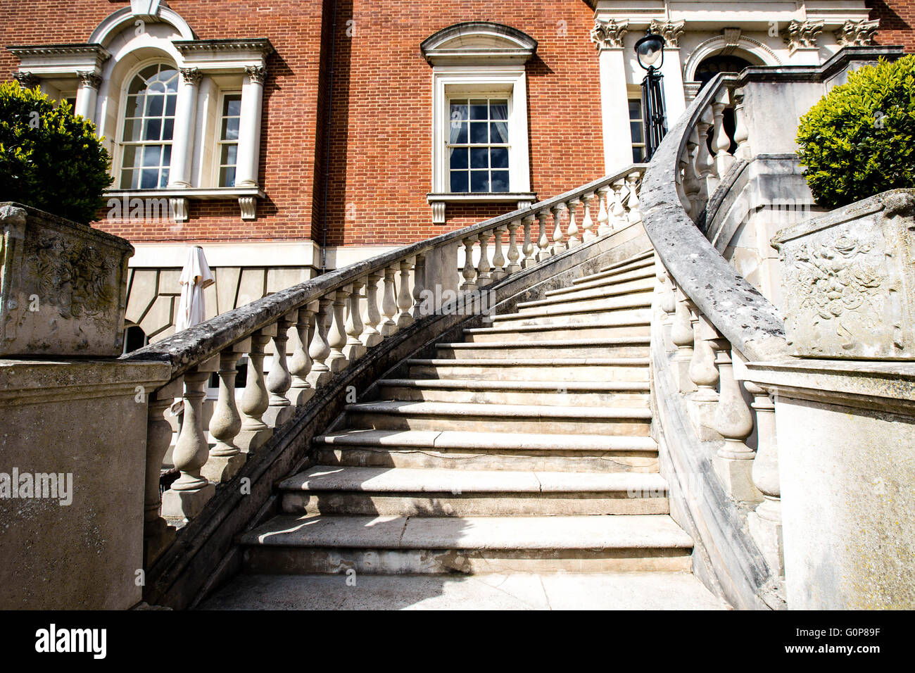 Pietra ricurva scalinata su una contea georgiano Club o Manor House Foto Stock