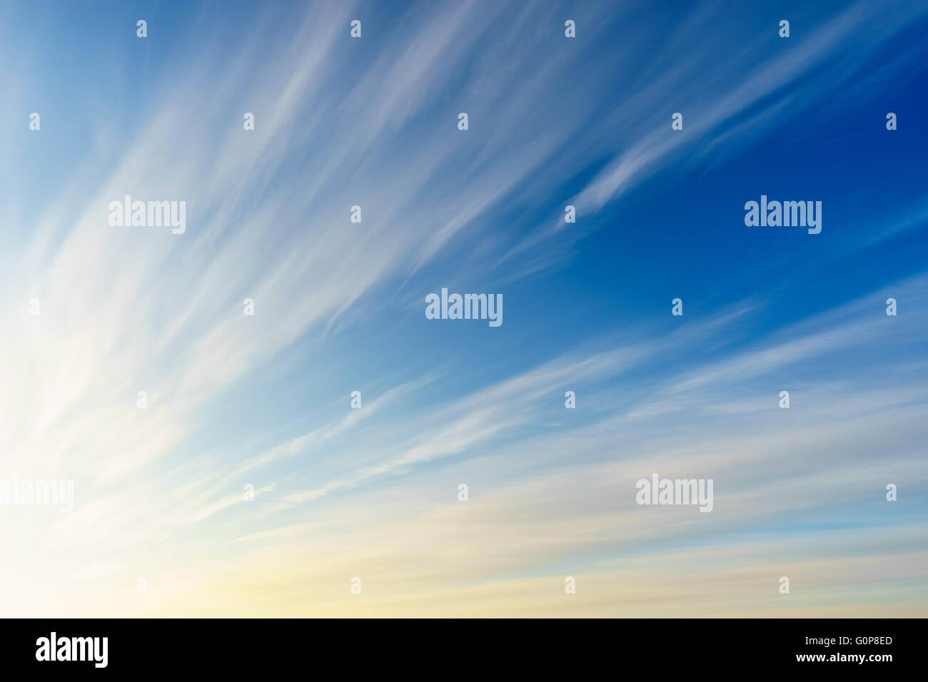 Cirrus nuvole sul profondo blu del cielo mattutino Foto Stock