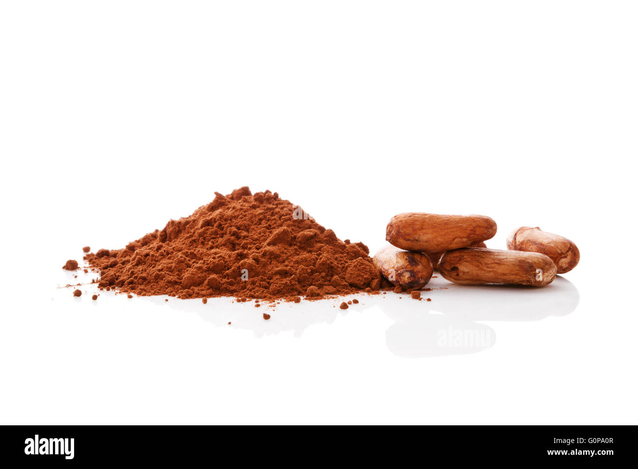 Le fave di cacao e polvere di cacao isolati su sfondo bianco. Super sani. Foto Stock
