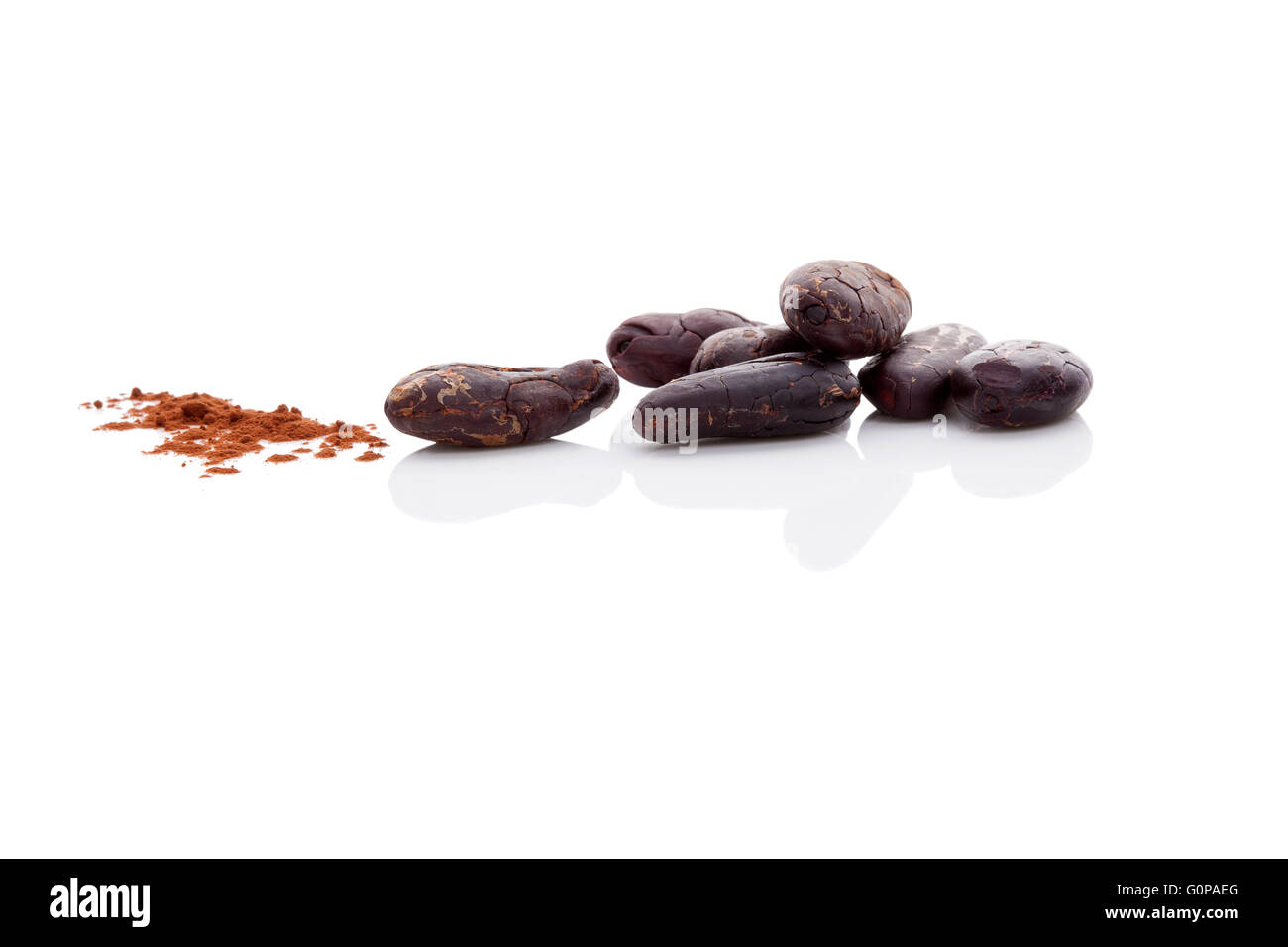 Le fave di cacao e polvere di cacao isolati su sfondo bianco. Super sani. Foto Stock