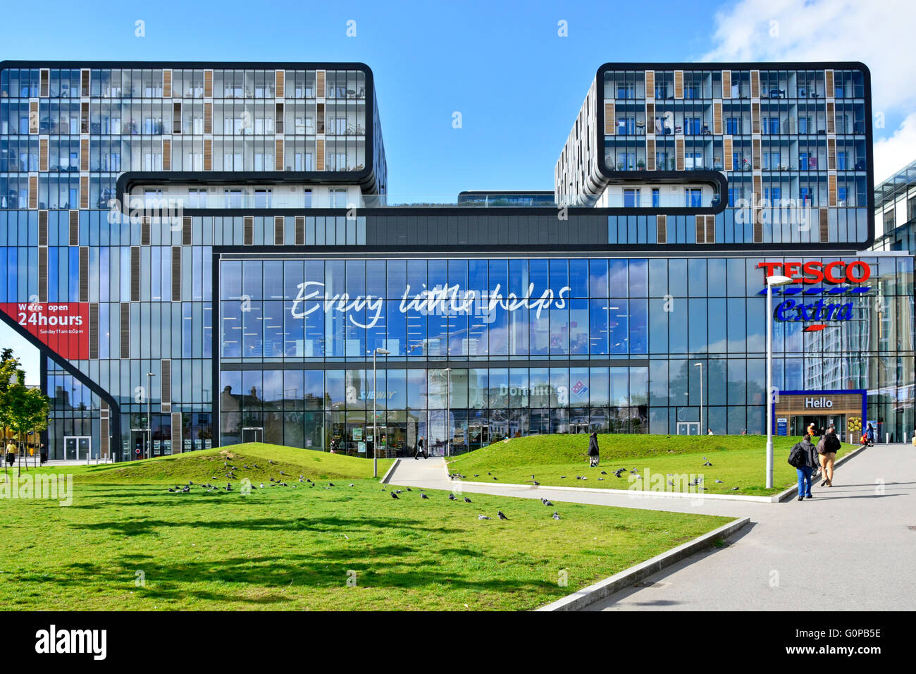 Parte di Woolwich Central di uso misto area di sviluppo che comprende un grande supermercato Tesco Extra store e alcune delle 259 nuove abitazioni appartamenti & apartments Foto Stock