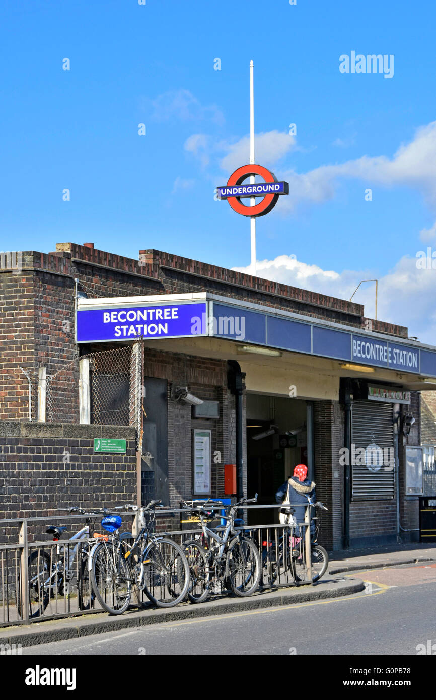 Tubo Becontree stazione ferroviaria servita dalla District Line in esecuzione qui sopra di terra originariamente costruita per i lavoratori sulla circostante alloggiamento Becontree estate regno unito Foto Stock
