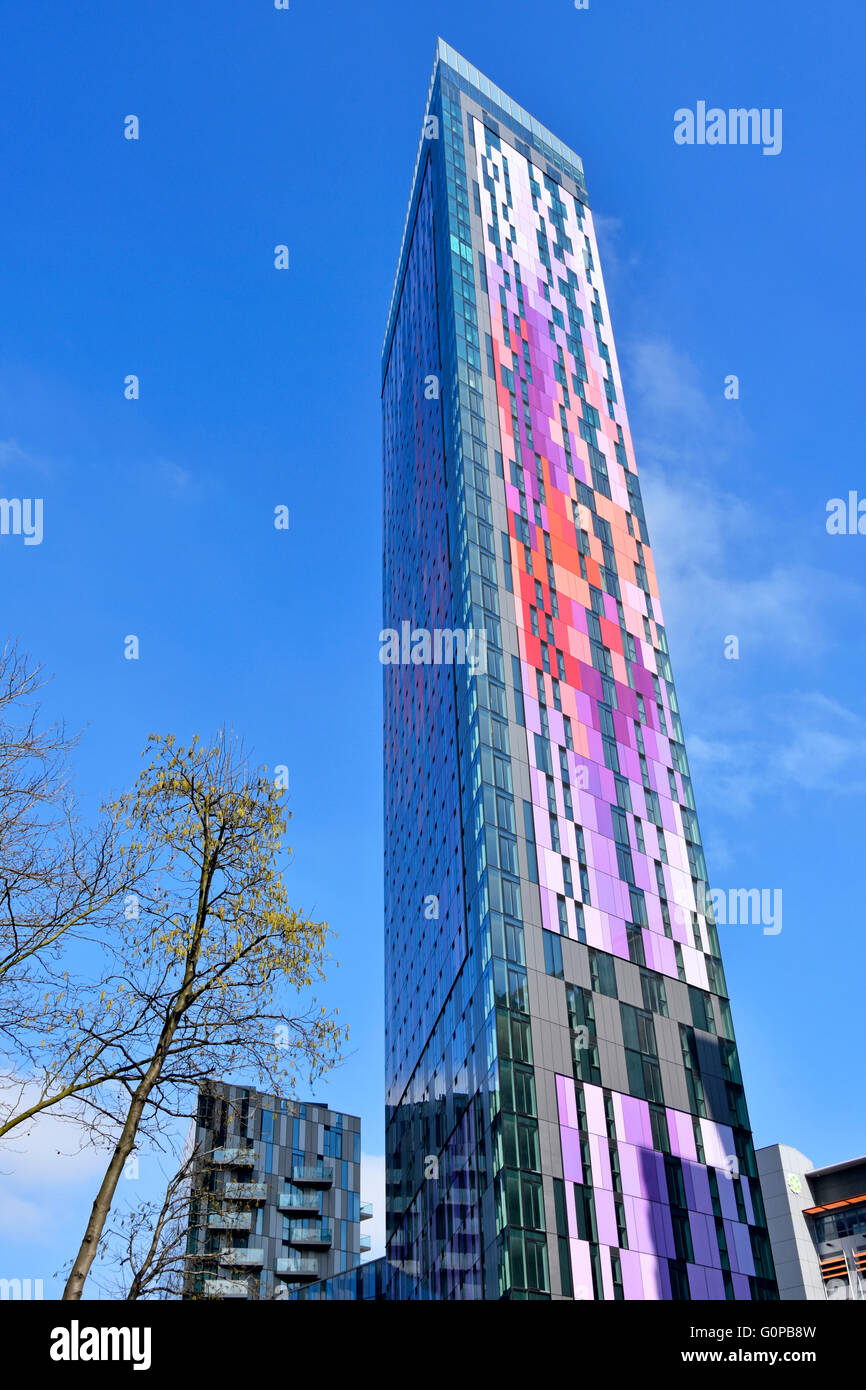 Colorata dei pannelli di rivestimento ad alto edificio di appartamenti Appartamenti da Berkeley Homes landmark blocco grattacielo Croydon South London Inghilterra England Regno Unito contro un cielo blu Foto Stock