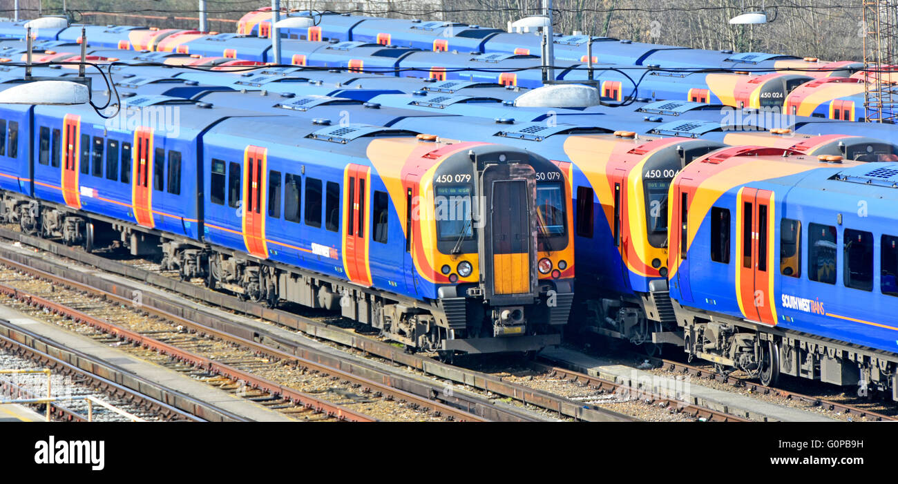 South West allena parte della flotta di trasporto pubblico passeggeri nel deposito adiacente alla stazione ferroviaria di Clapham Junction South London England UK Foto Stock