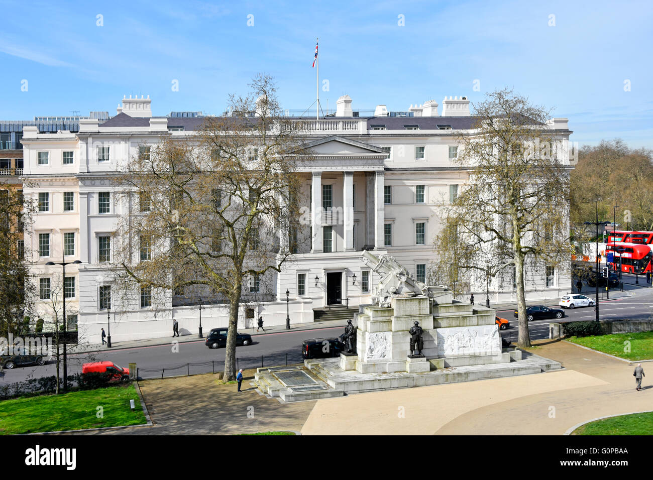 Lanesborough Neoclassical Hotel a cinque stelle ex St George's Hospital con il Royal Artillery Memorial di fronte a Hyde Park Corner Londra Inghilterra Regno Unito Foto Stock