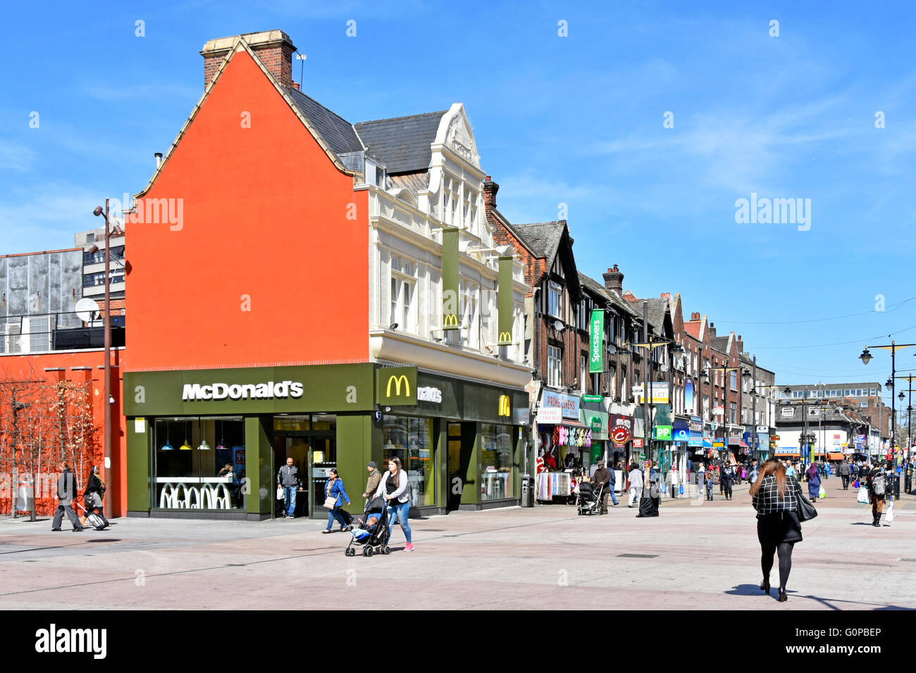 Barking centro città zona shopping McDonalds fast food ristorante angolo sito shopper High Street London Borough of Barking and Dagenham East London UK Foto Stock
