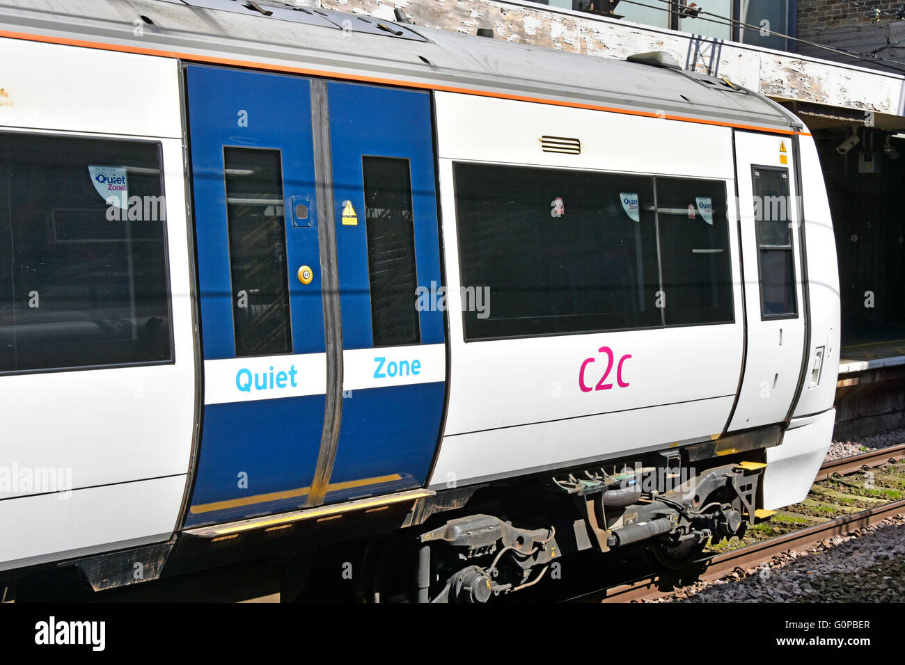 Zona tranquilla di trasporto su un C2C il treno suburbano service di proprietà di National Express Group che operano al di fuori di Fenchurch Street Londra Inghilterra REGNO UNITO Foto Stock