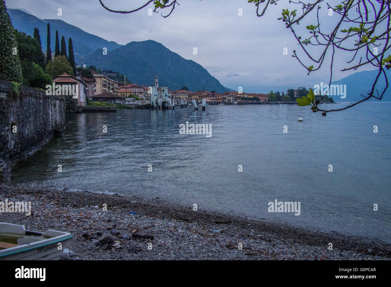 Vista dalla spiaggia di Menaggio sul Lago di Como, Como provincia, regione Lombardia, Italia. Foto Stock