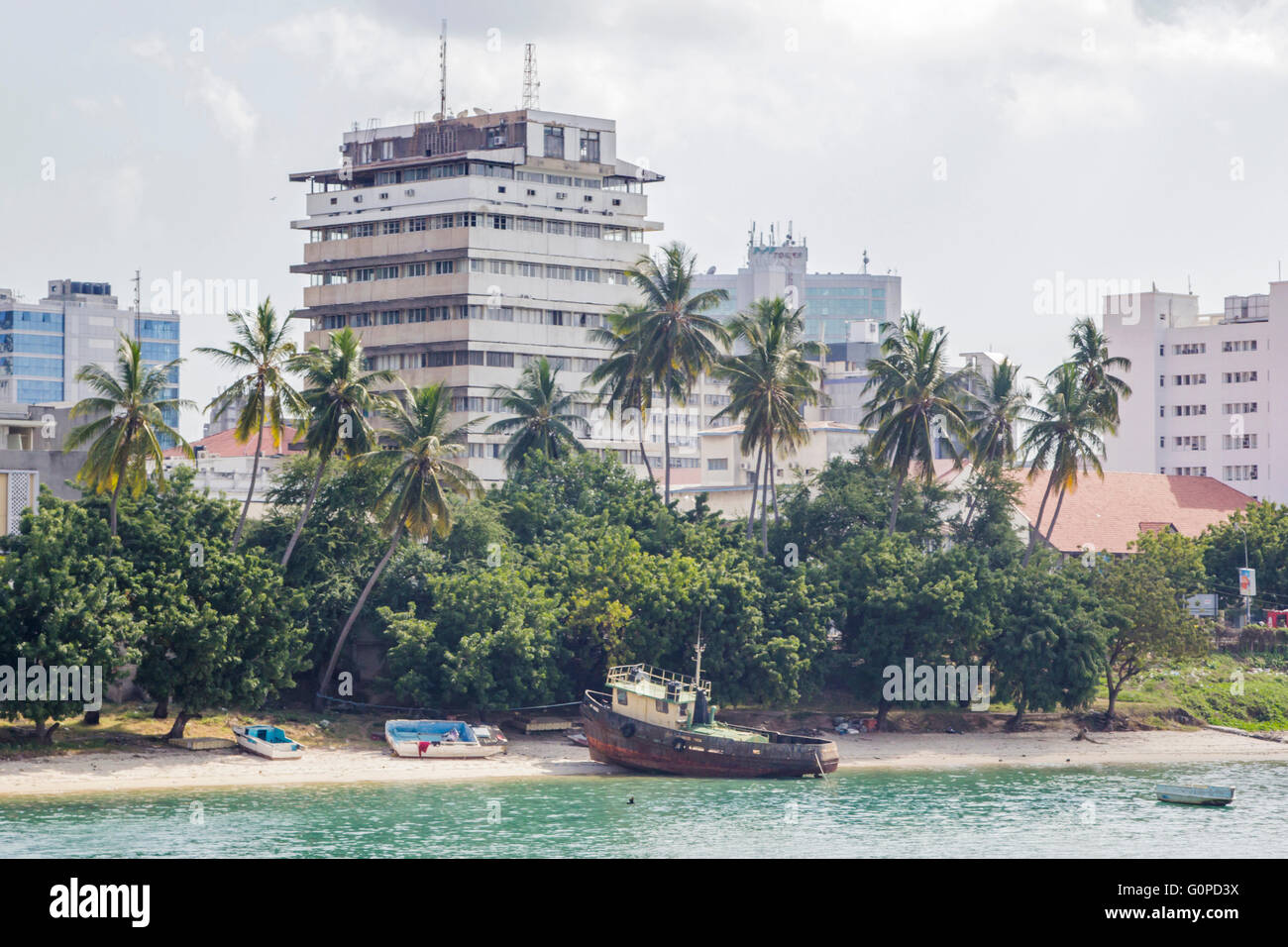 Un arrugginito nave ormeggiata sulla spiaggia nei pressi di Stone Town Zanzibar, Tanzania Foto Stock