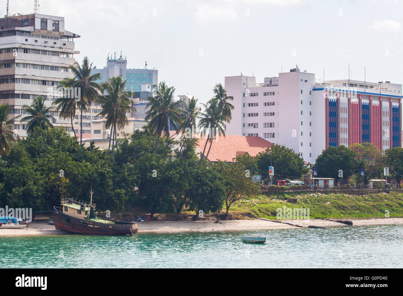 Un arrugginito nave ormeggiata sulla spiaggia nei pressi di Stone Town Zanzibar, Tanzania Foto Stock