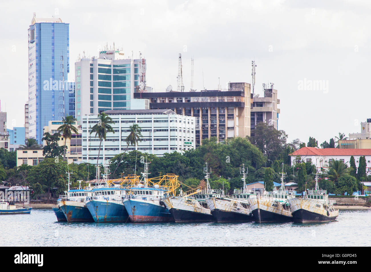 Diversi rusty barche ormeggiate sulla spiaggia nei pressi di Stone Town Zanzibar, Tanzania Foto Stock