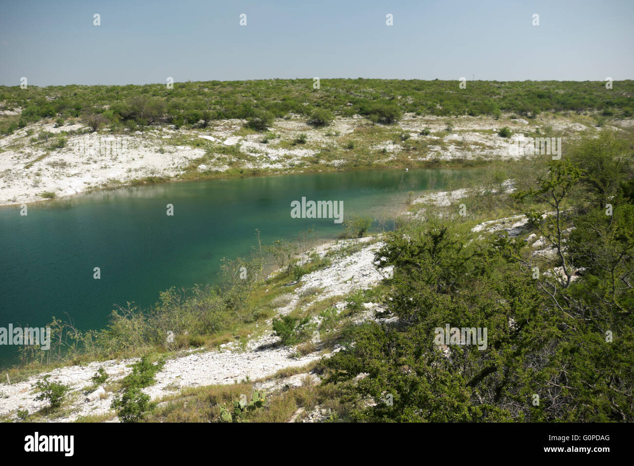 Un ingresso del lago Amistad serbatoio in prossimità del Rio, Texas. La foto mostra un deserto di pietra calcarea piano con prugnolo spazzola, mesq Foto Stock