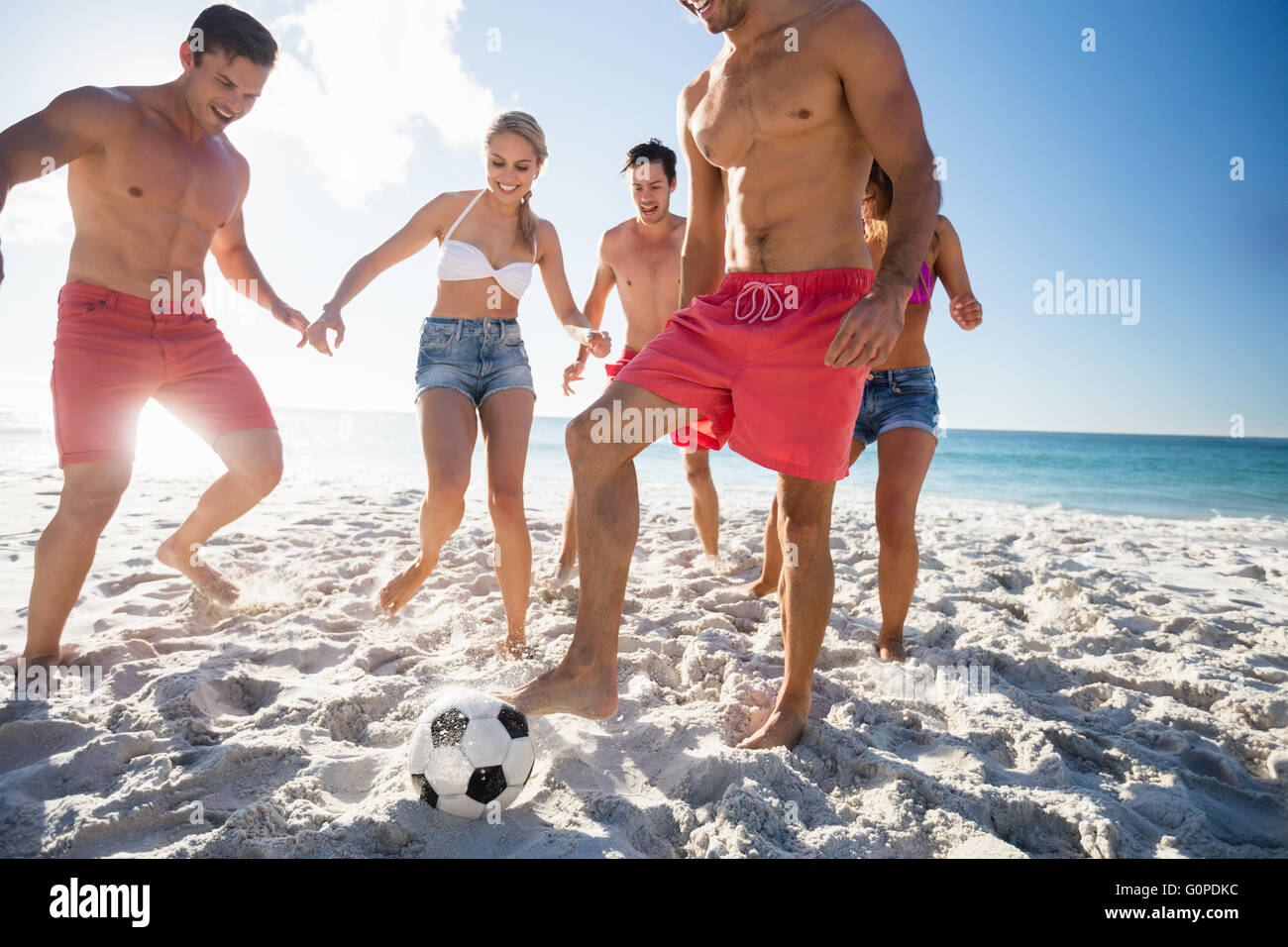 Gli amici a giocare a calcio Foto Stock